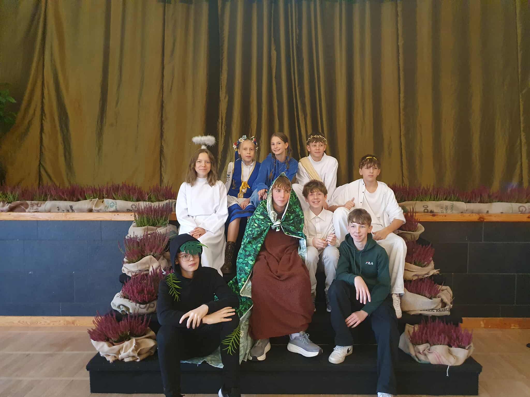 Zdjęcie grupowe uczniów klasy VII biorących udział w V Gminnym Przeglądzie Twórczości Teatralnej "Legendy Chmielna".