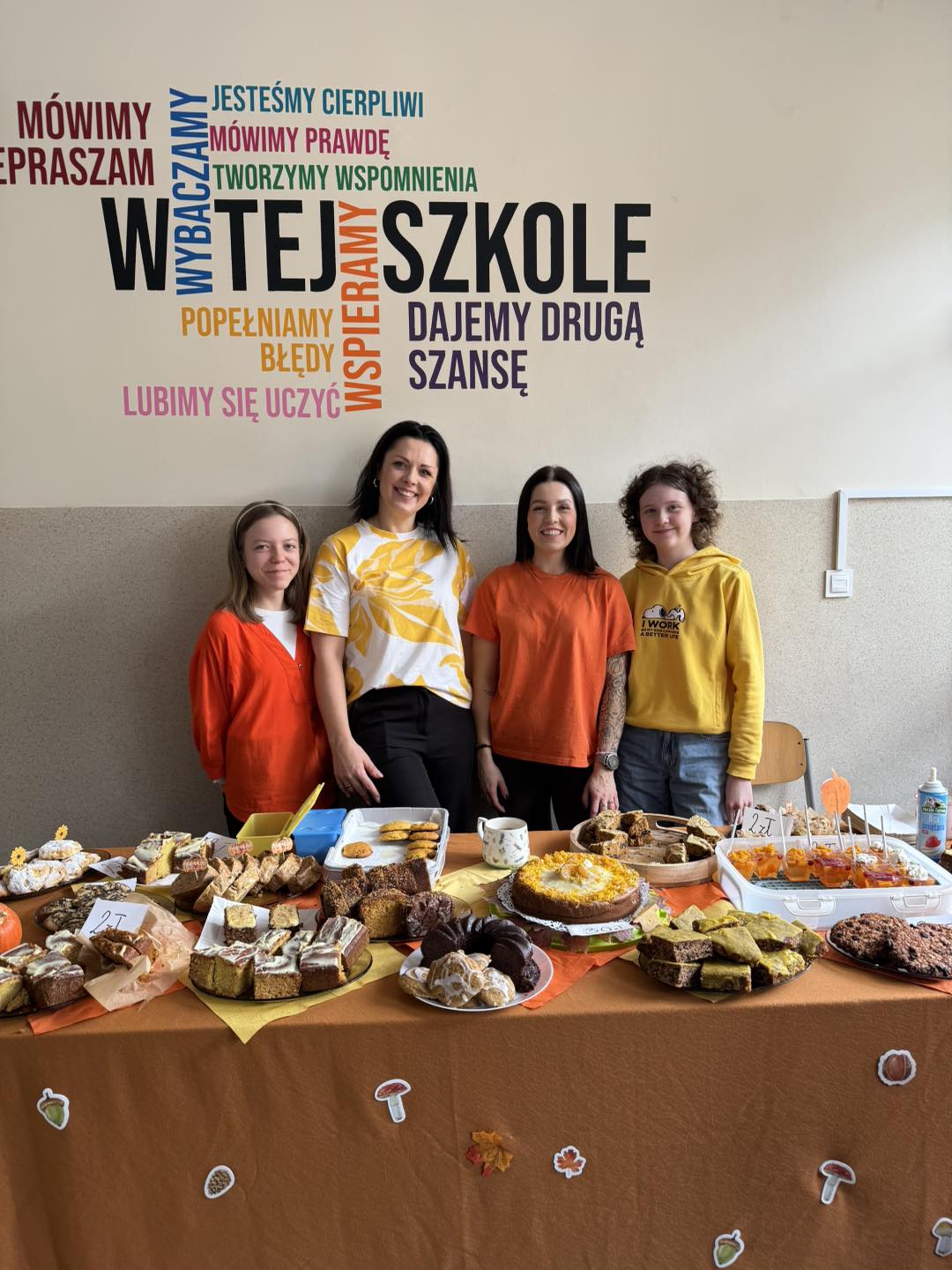 Uczennice wraz z opiekunkami samorządu uczniowskiego podczas kiermaszu.