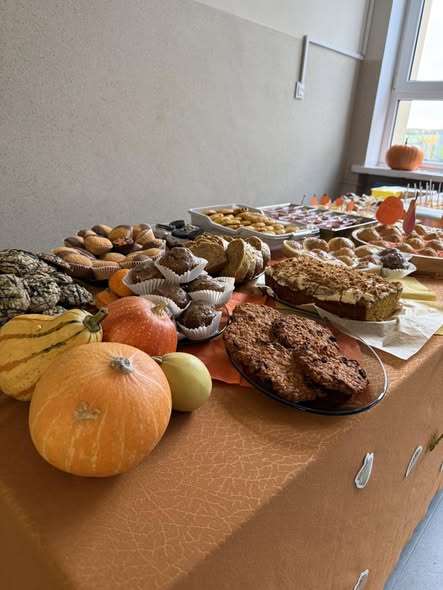 Zdjęcie przedstawiające stół ze słodkimi wypiekami z dyni na kiermaszu szkolnym.