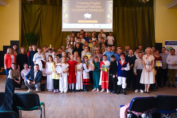 Zdjęcie grupowe wszystkich uczestników, jury, wójta gminy Chmielno oraz opiekunów młodych aktorów w V Gminnym Przeglądzie Twórczości Teatralnej "Legendy Chmielna.