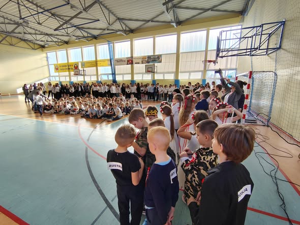 Zdjęcie grupowe wszystkich uczniów szkoły podczas apelu z okazji Święta Niepodległości.