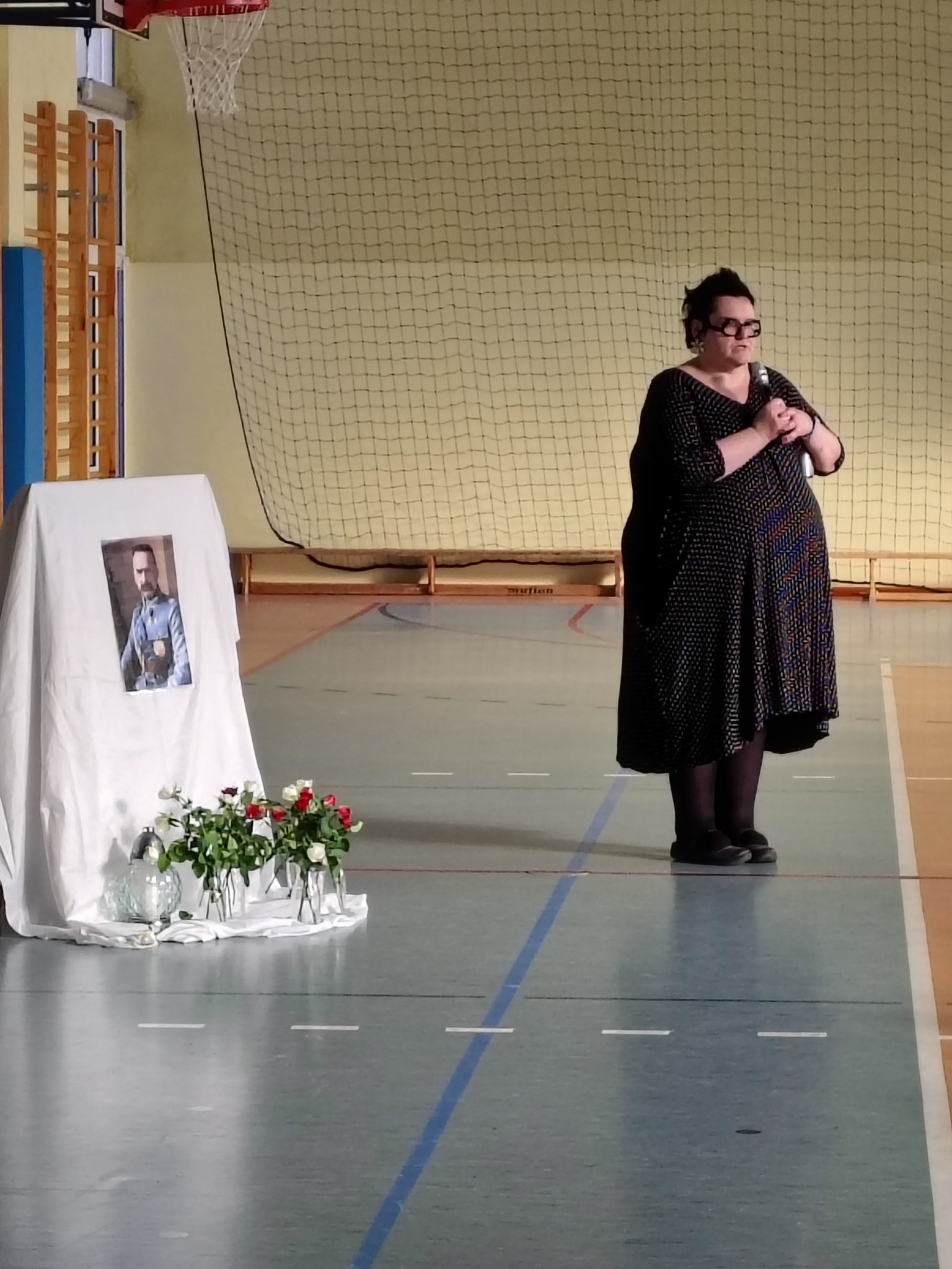 Pani Drektor Magdalena Fryt podczas przemówienia z okazji Święta Niepodległości