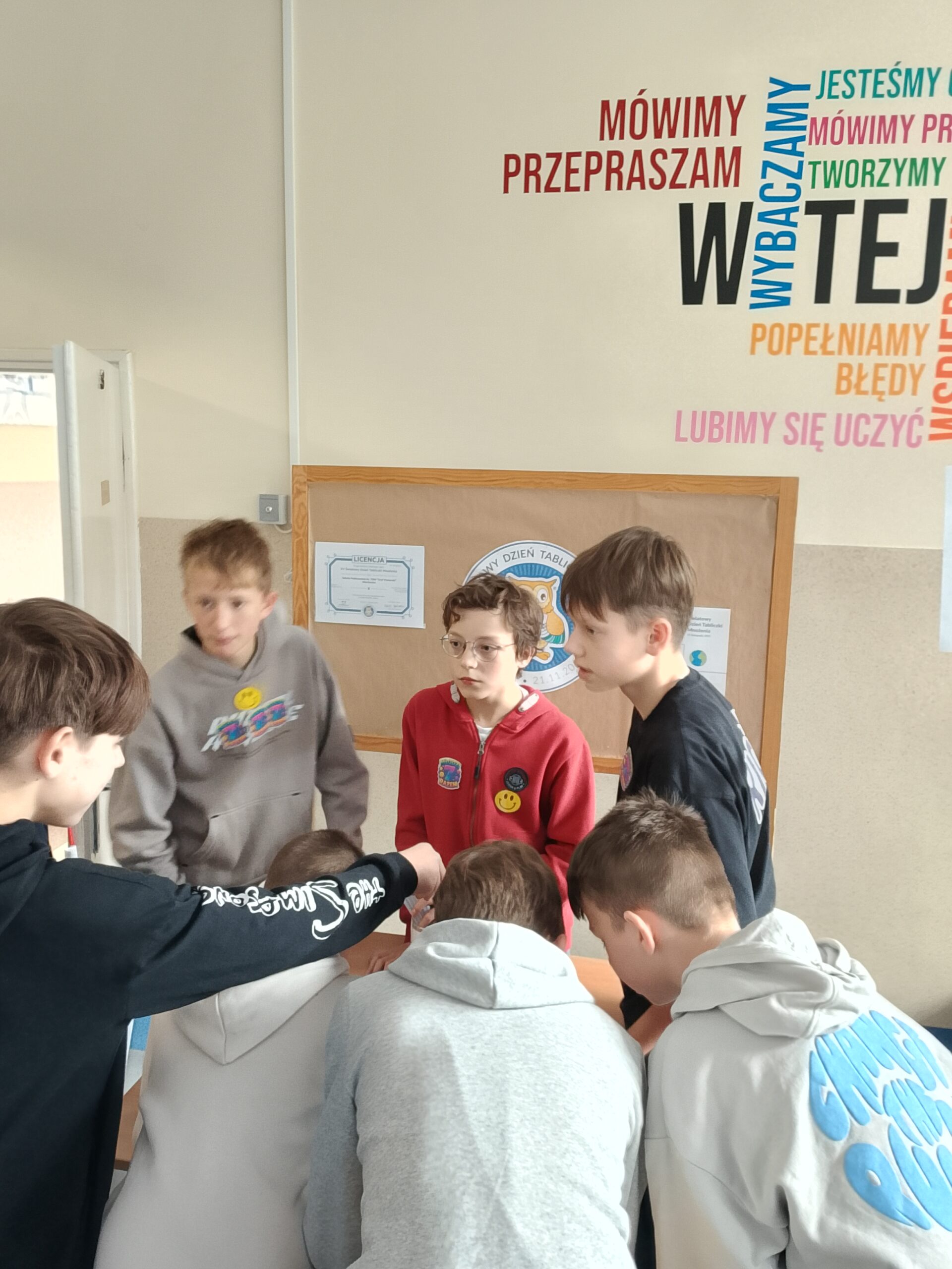 Uczniowie naszej szkoły podczas przerw w trakcie rozwiązywania zadań z tabliczki mnożenia.