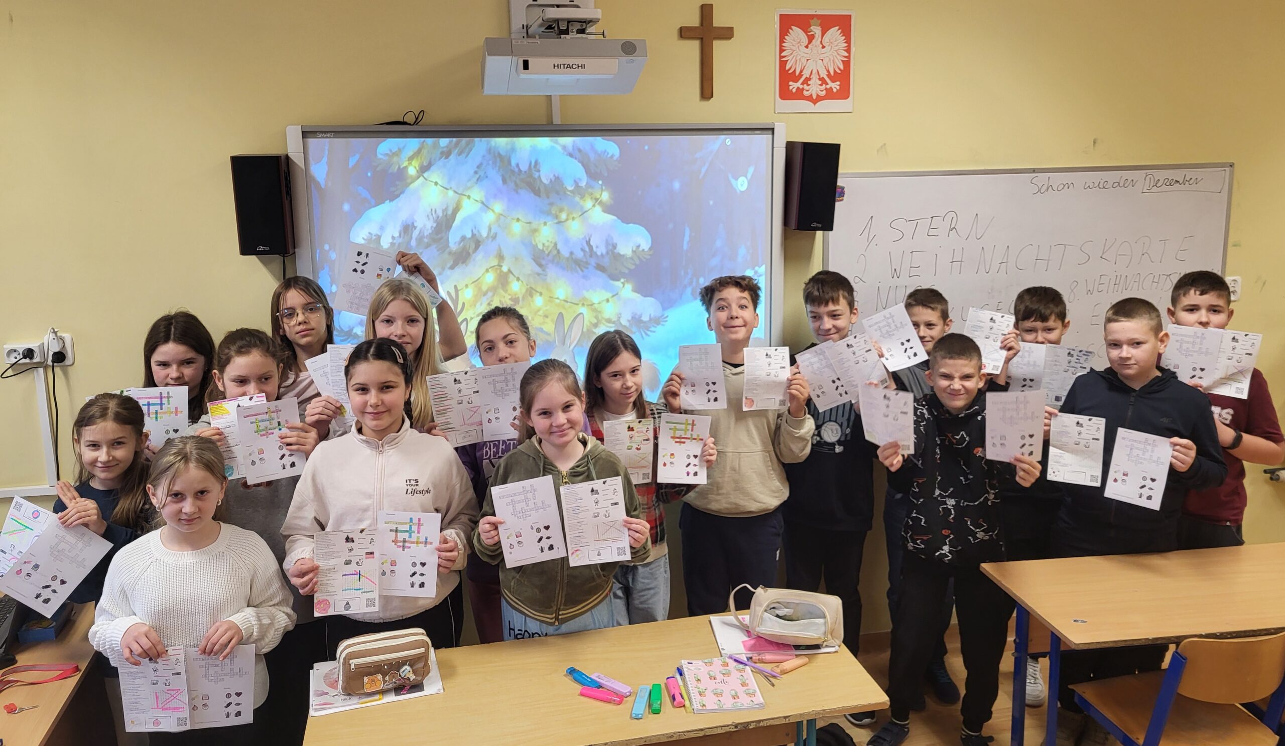Uczniowie klasy 4a wraz z rozwiązanymi kartami pracy na temat Świąt Bożego Narodzenia.