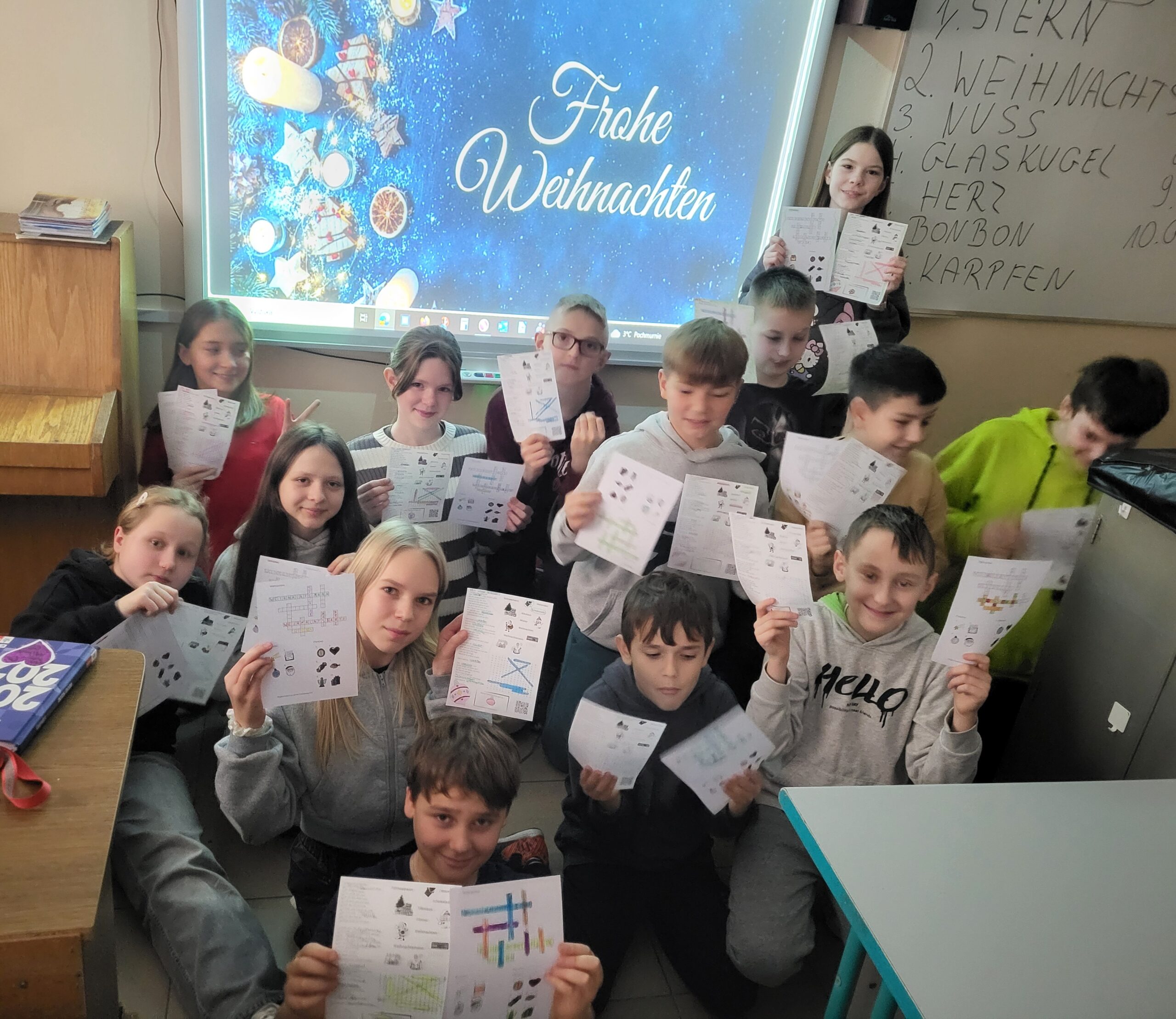 Uczniowie klasy 5b wraz z rozwiązanymi kartami pracy na temat Świąt Bożego Narodzenia.