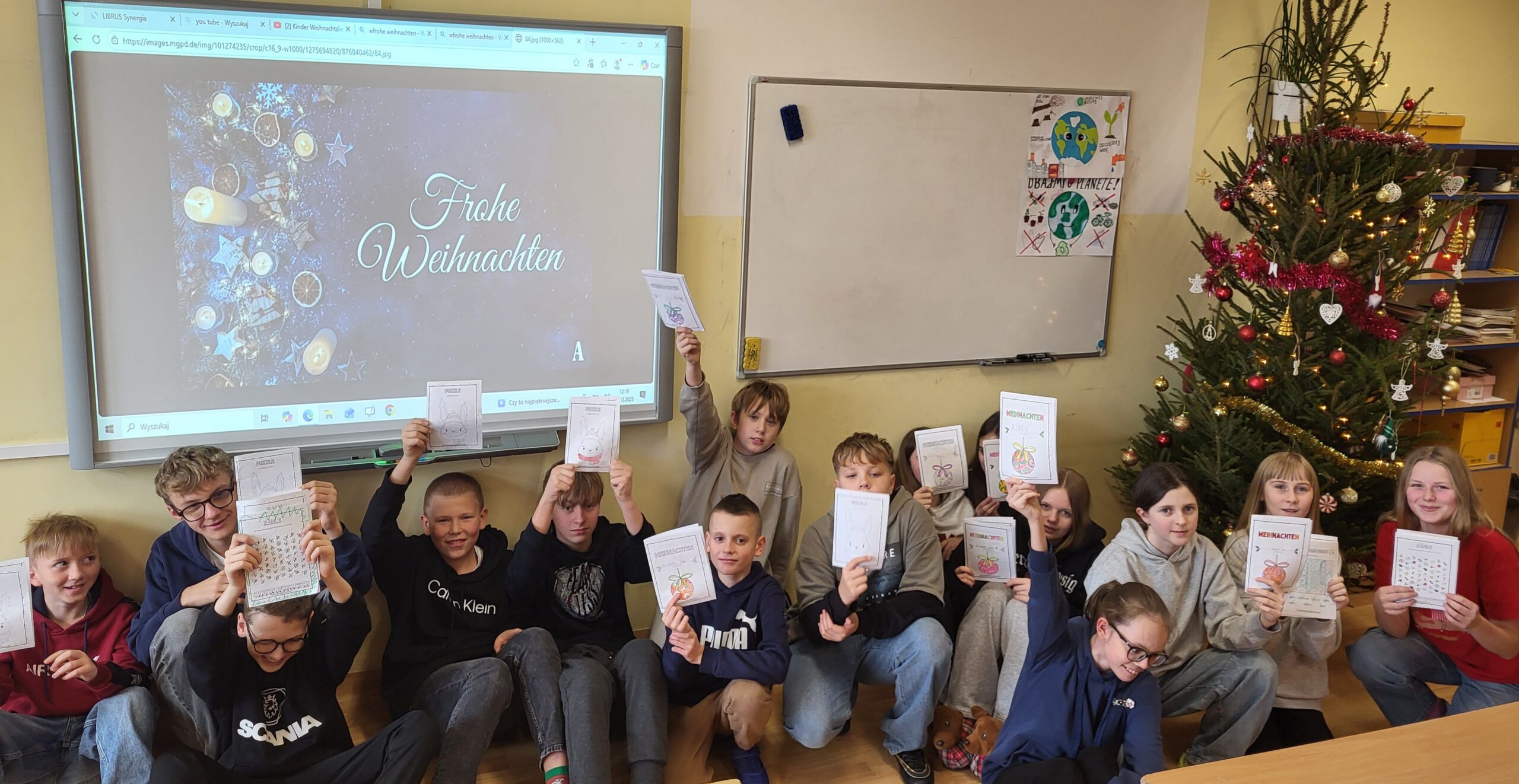 Uczniowie klasy 6b wraz z rozwiązanymi kartami pracy na temat Świąt Bożego Narodzenia.