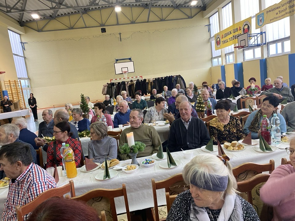 Zdjęcie przedstawia seniorów z Miechucina.