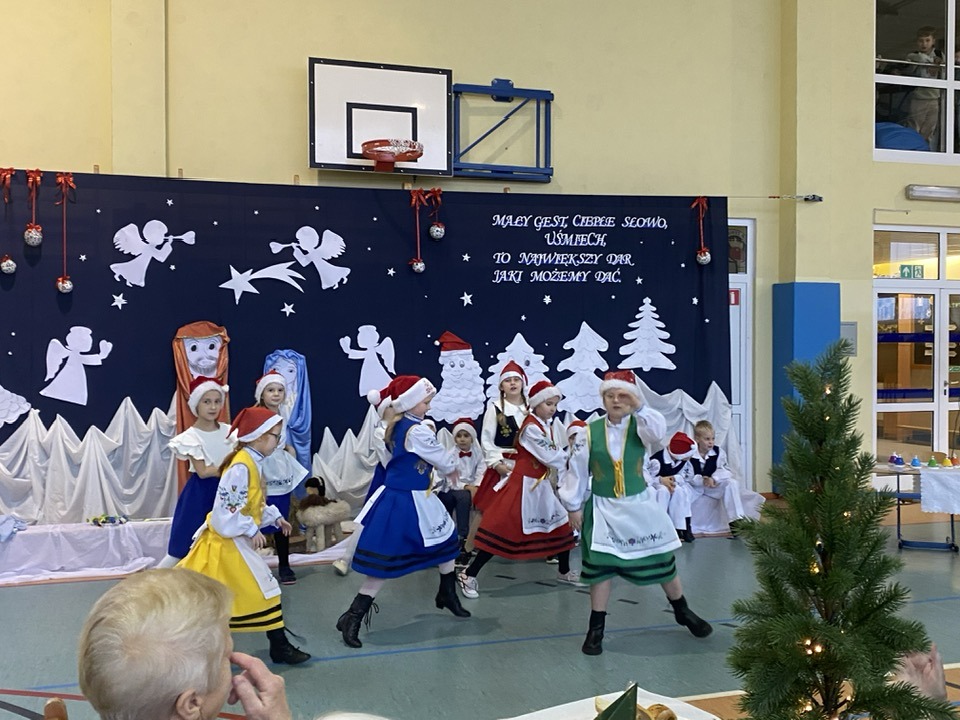 Uczniowie w strojach Kaszubskich tańczą dla seniorów.
