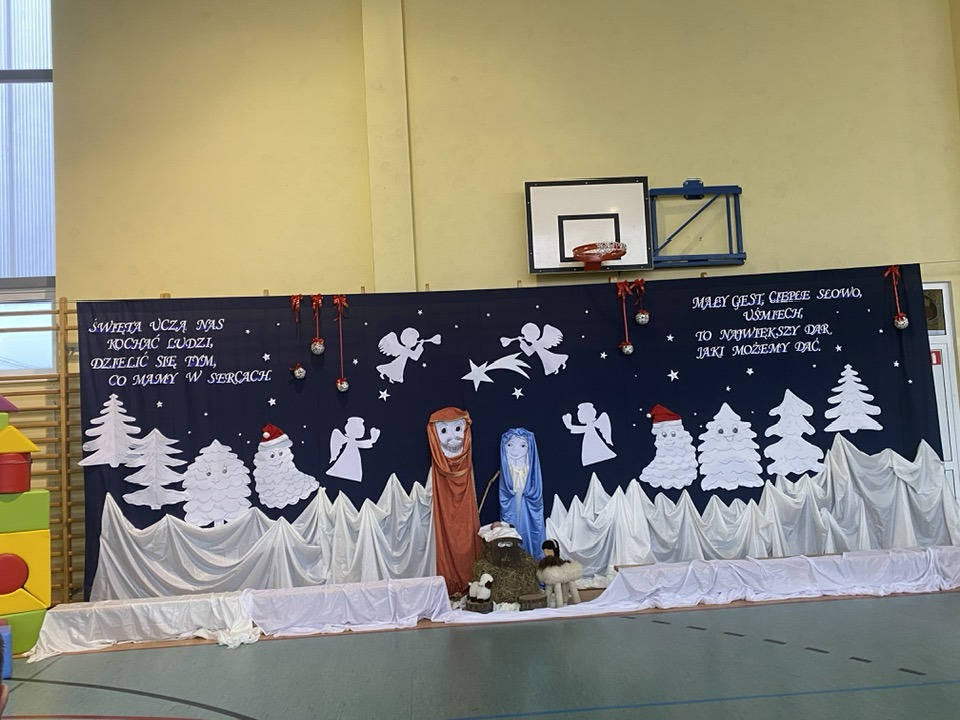 Dekoracja świąteczna przygotowana na Dzień Seniora w Miechucinie.