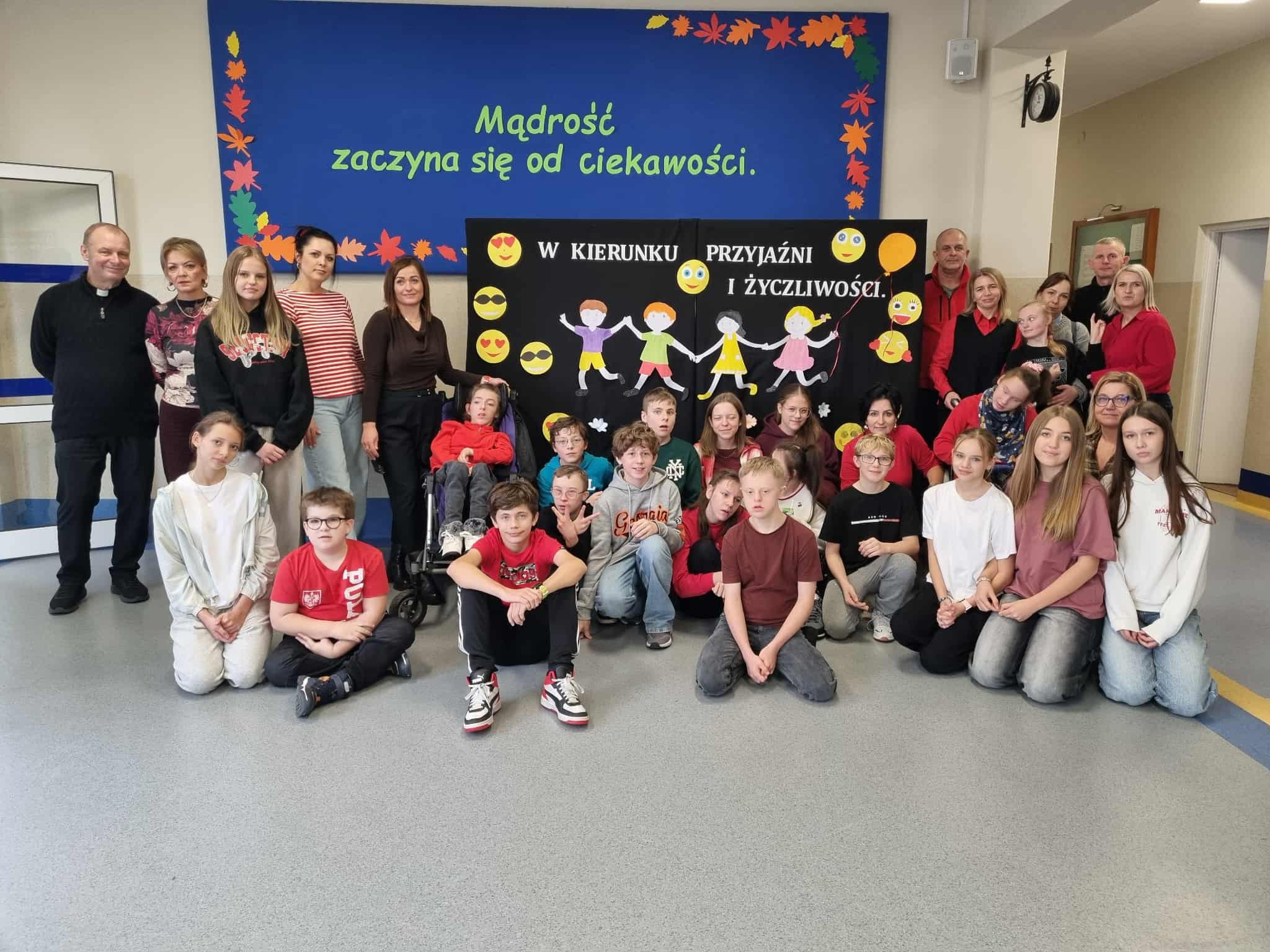 Zdjęcie grupowe uczniów naszej szkoły i podopiecznych szkoły w Szklanej wraz z opiekunami.