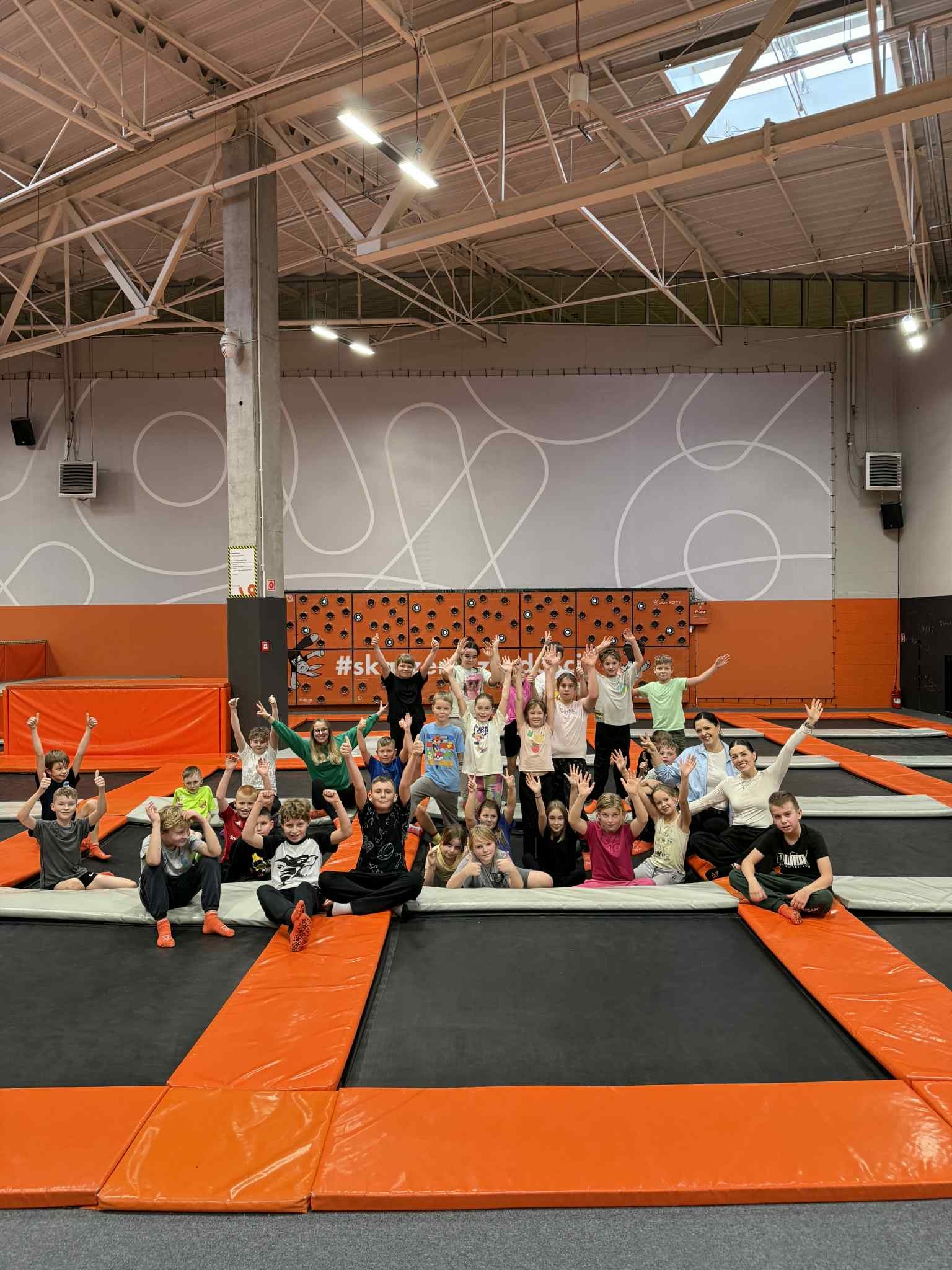 Uczniowie klasy czwartej na trampolinach.