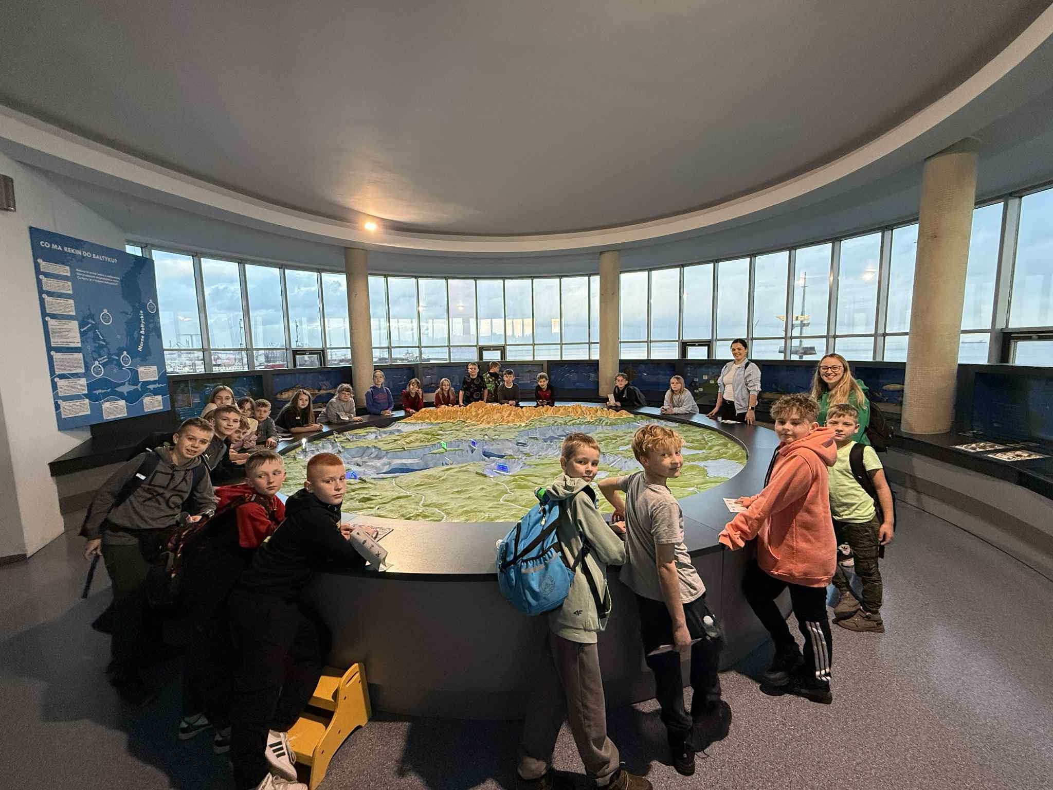 Uczniowie stoją przy eksponacie w Oceanarium w Gdyni.