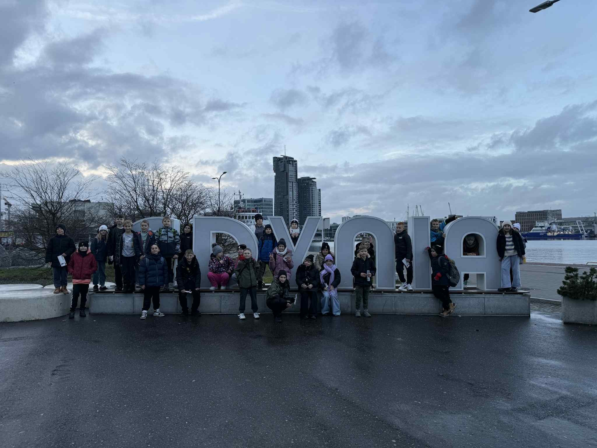 Uczniowie na zdjęciu grupowym na tle panoramy Gdyni.