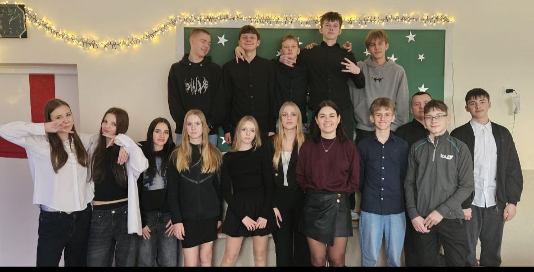 Uczniowie klasy 8b z wychowawczynią w świątecznych nastrojach.