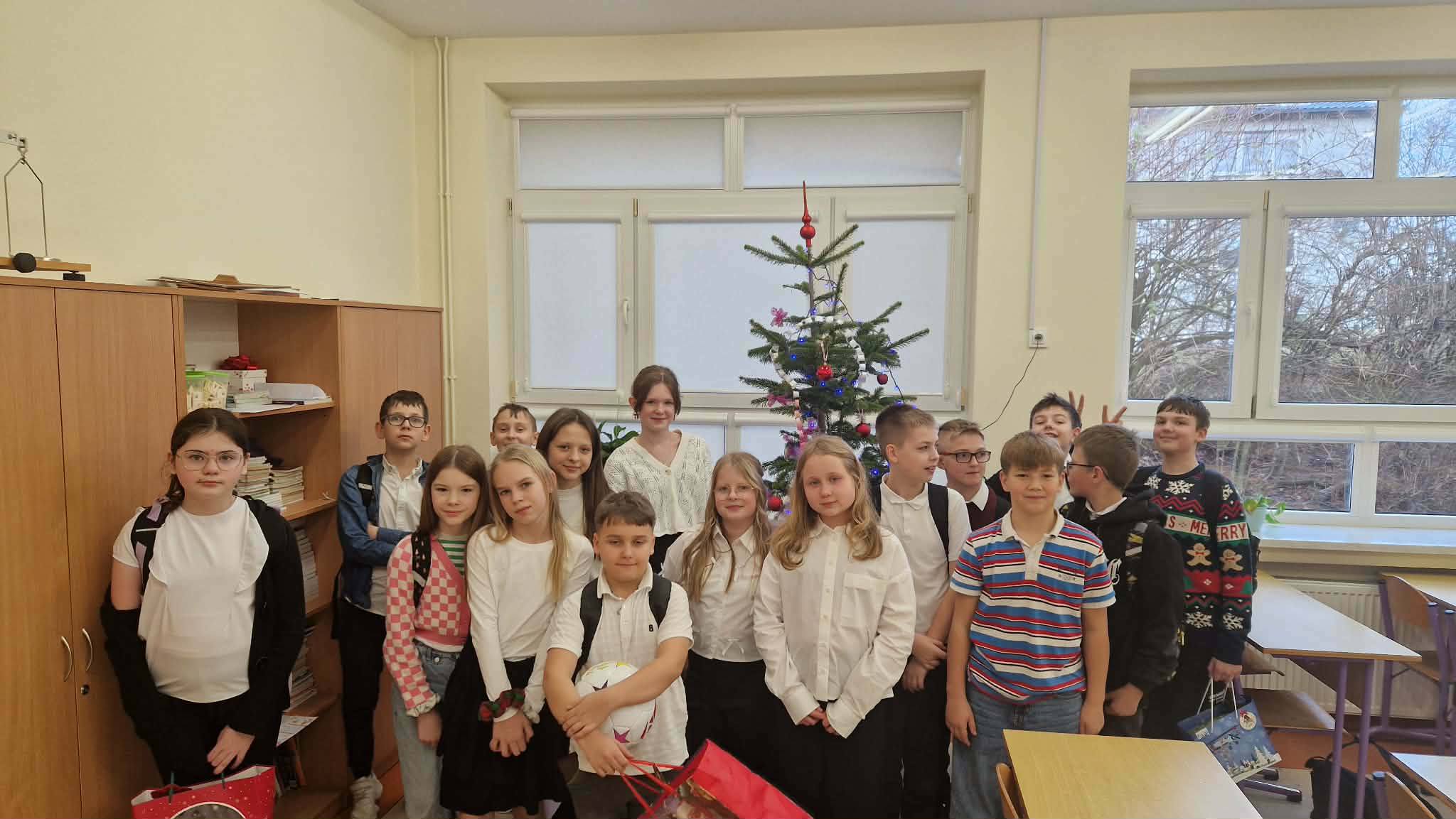 Uczniowie klasy 5b na tle klasowej choinki.