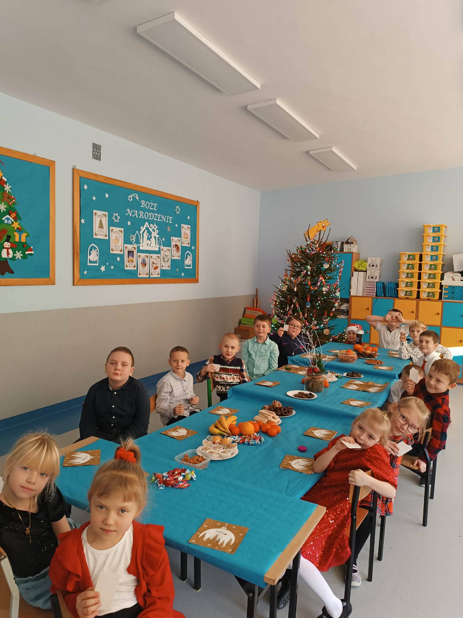 Uczniowie klasy 1a przy wigilijnym stole.