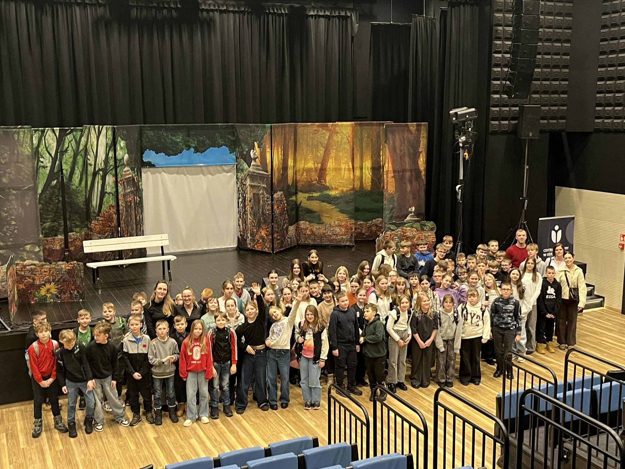 Zdjęcie grupowe uczniów biorących udział w przedstawieniu teatralnym "Ten inny"