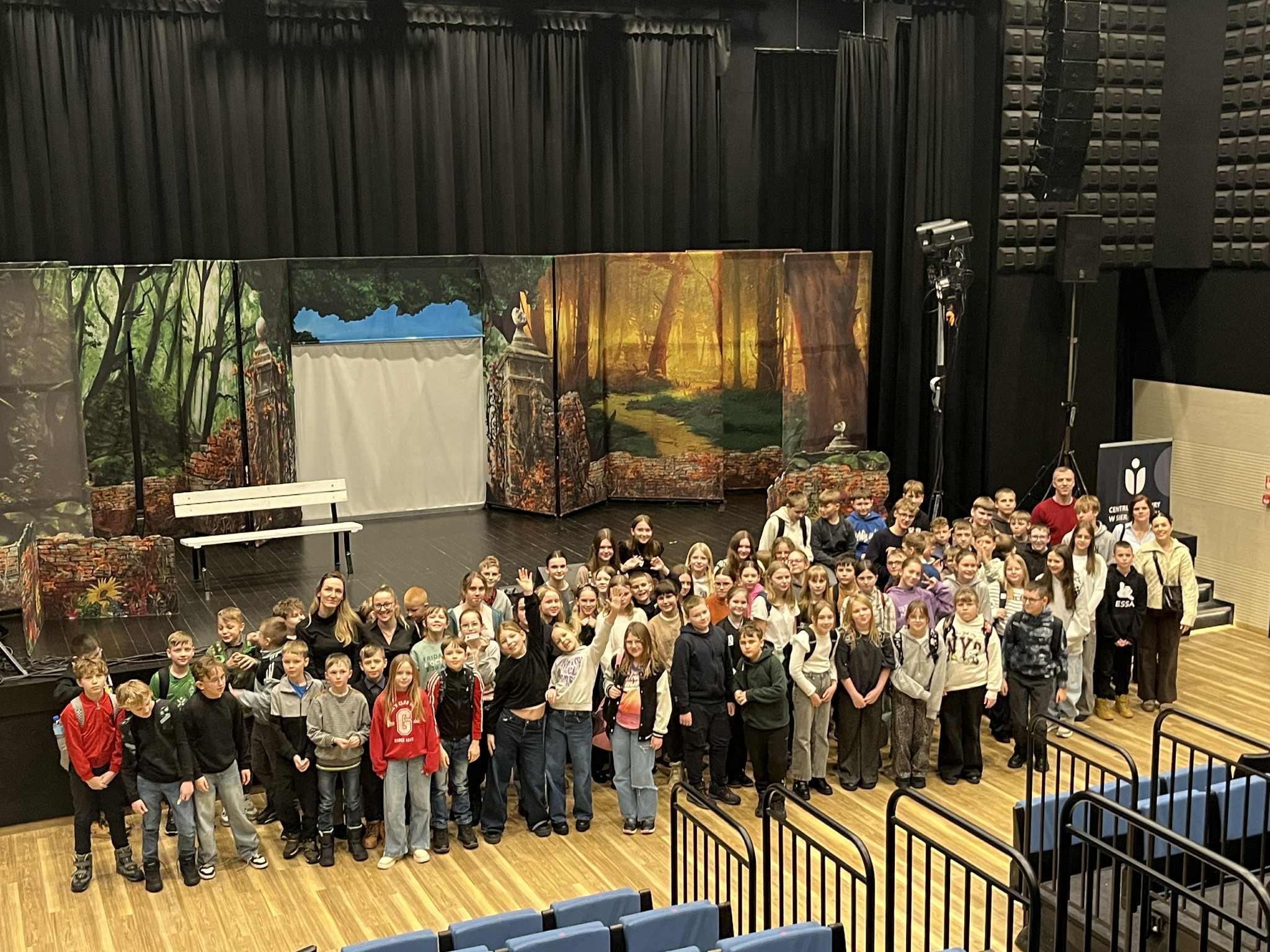 Zdjęcie grupowe uczniów w teatrze na spektaklu "Ten inny". 