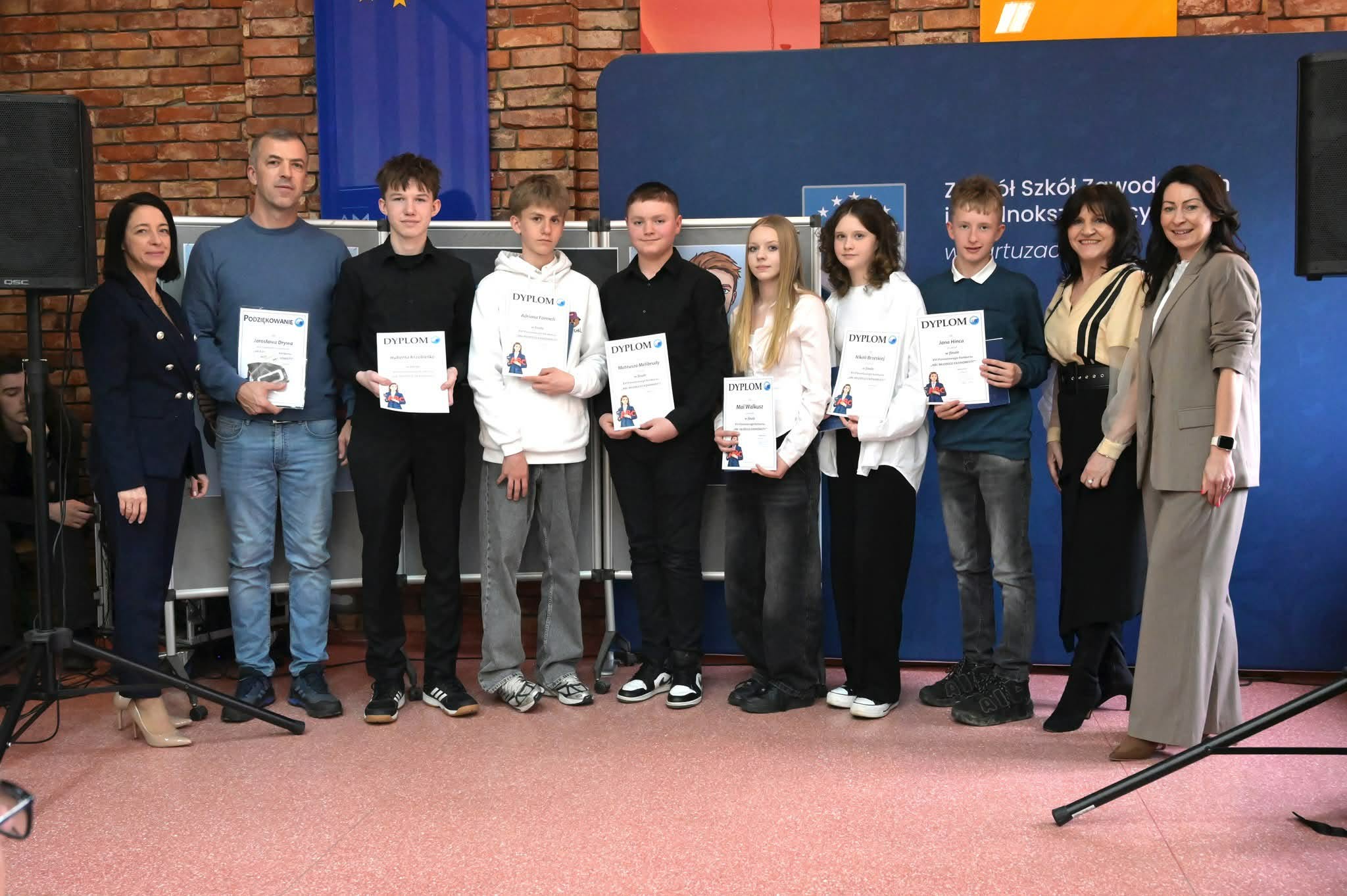 Zdjęcie grupowe uczniów i opiekunów podczas konkursu ABC Młodego Ekonomisty.