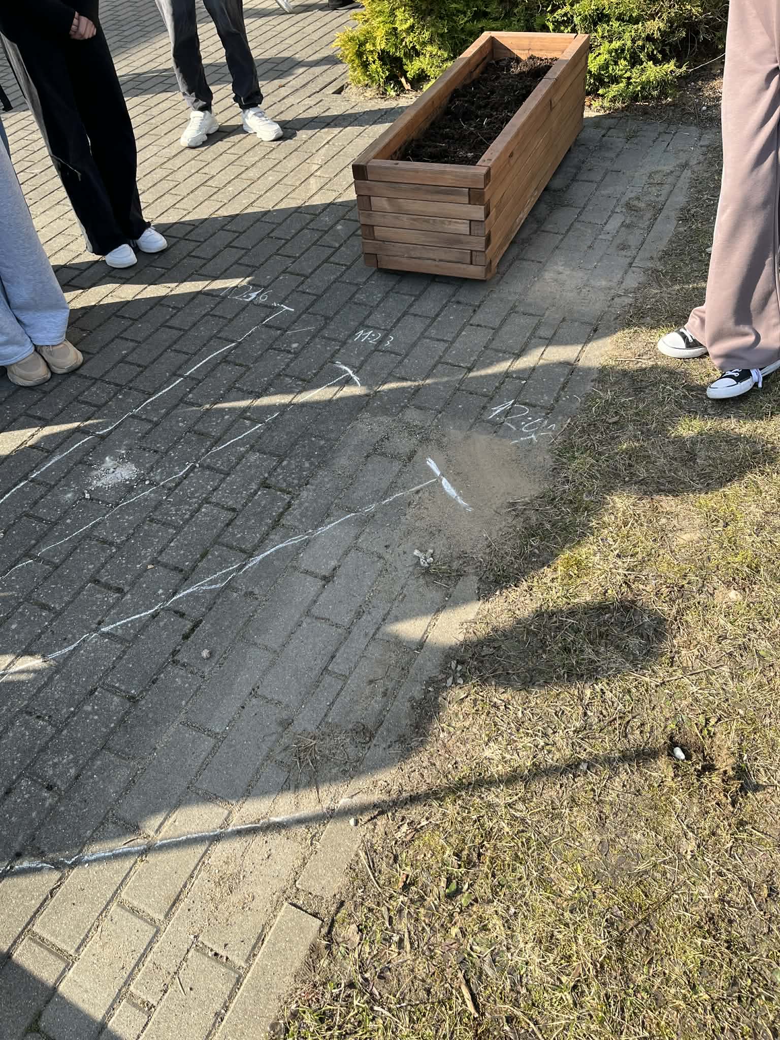 Zdjęcie przedstawia ruch cienia w ciągu dnia.