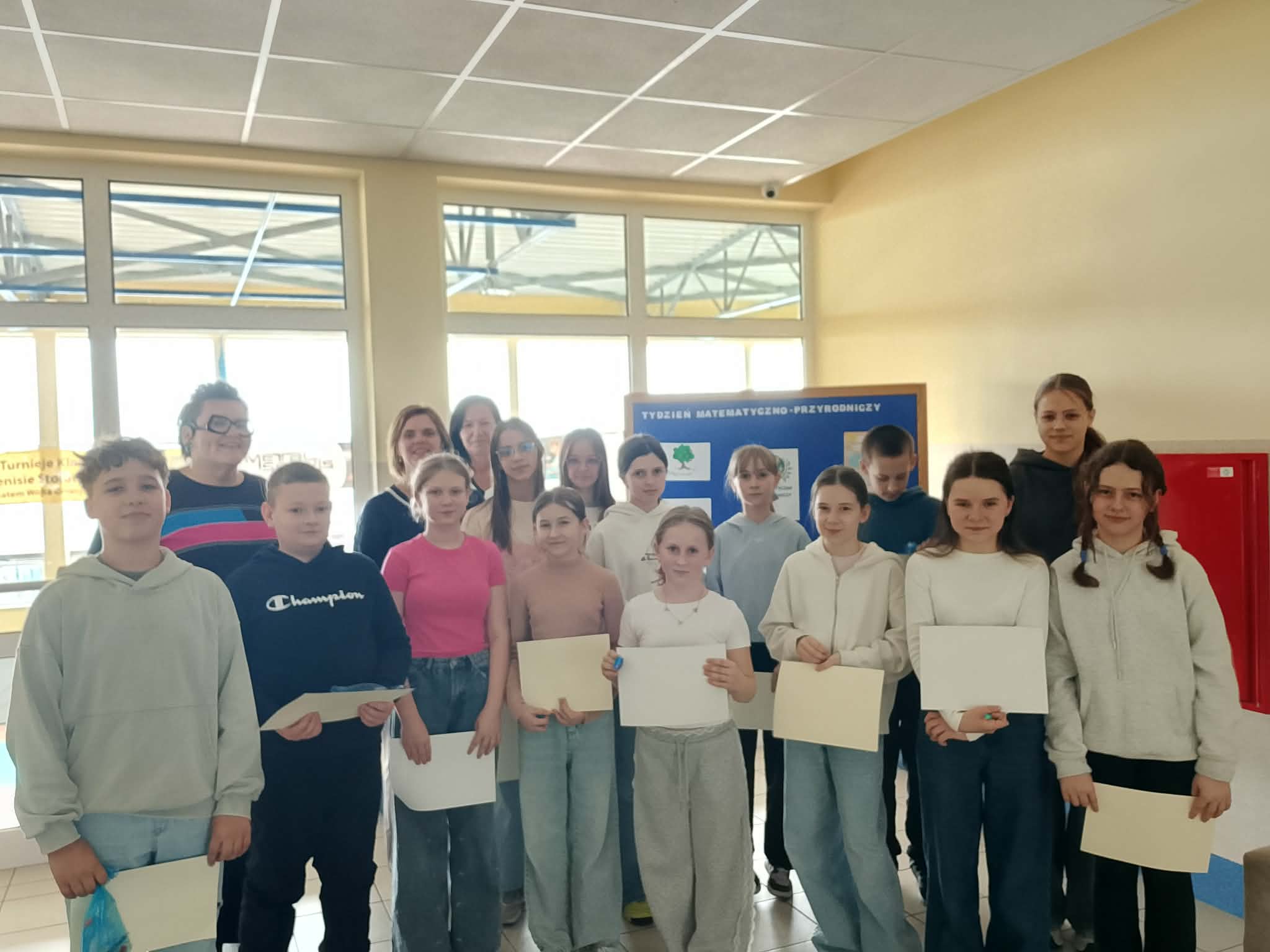 Zdjęcie grupowe uczniów, nauczycieli i Pani Dyrektor, osób biorących udział w tygodniu matematyczno-przyrodniczym.