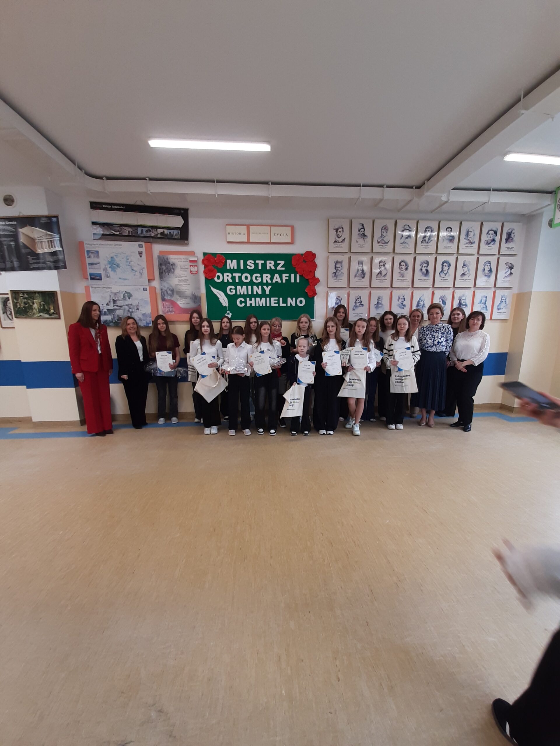 Zdjęcie grupowe wszystkich nagrodzonych uczniów wraz z opiekunami podczas konkursu.