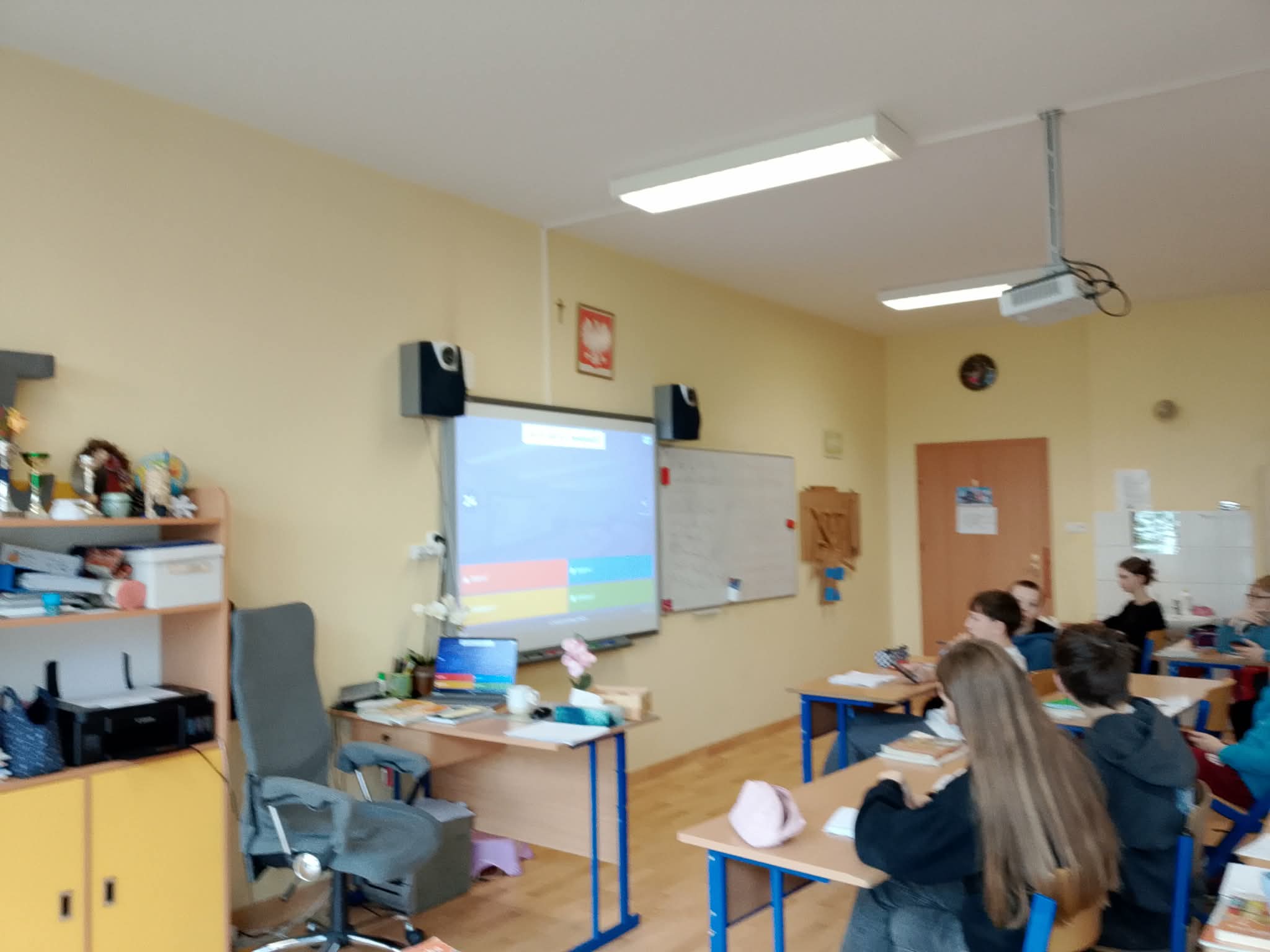 Uczniowie podczas rozwiązywania quizu przygotowanego przez jednego z uczniów.