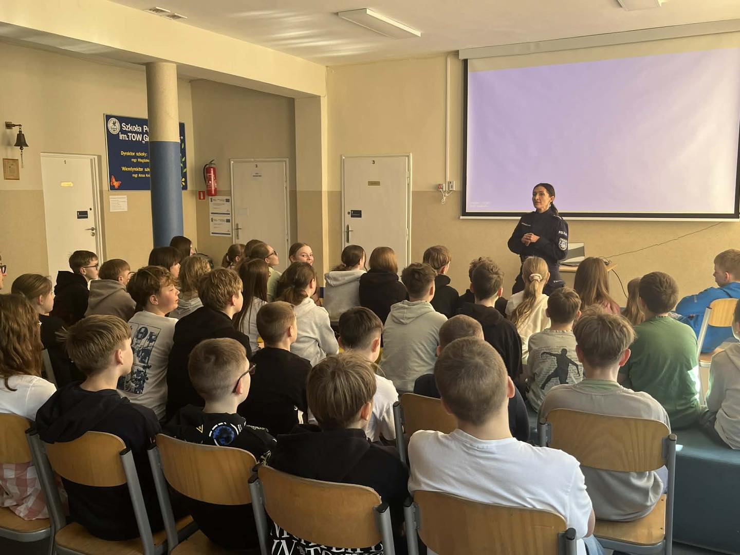 Uczniowe klas VIab i Va podczas spotkania z policją na temat hejtu rówieśniczego.