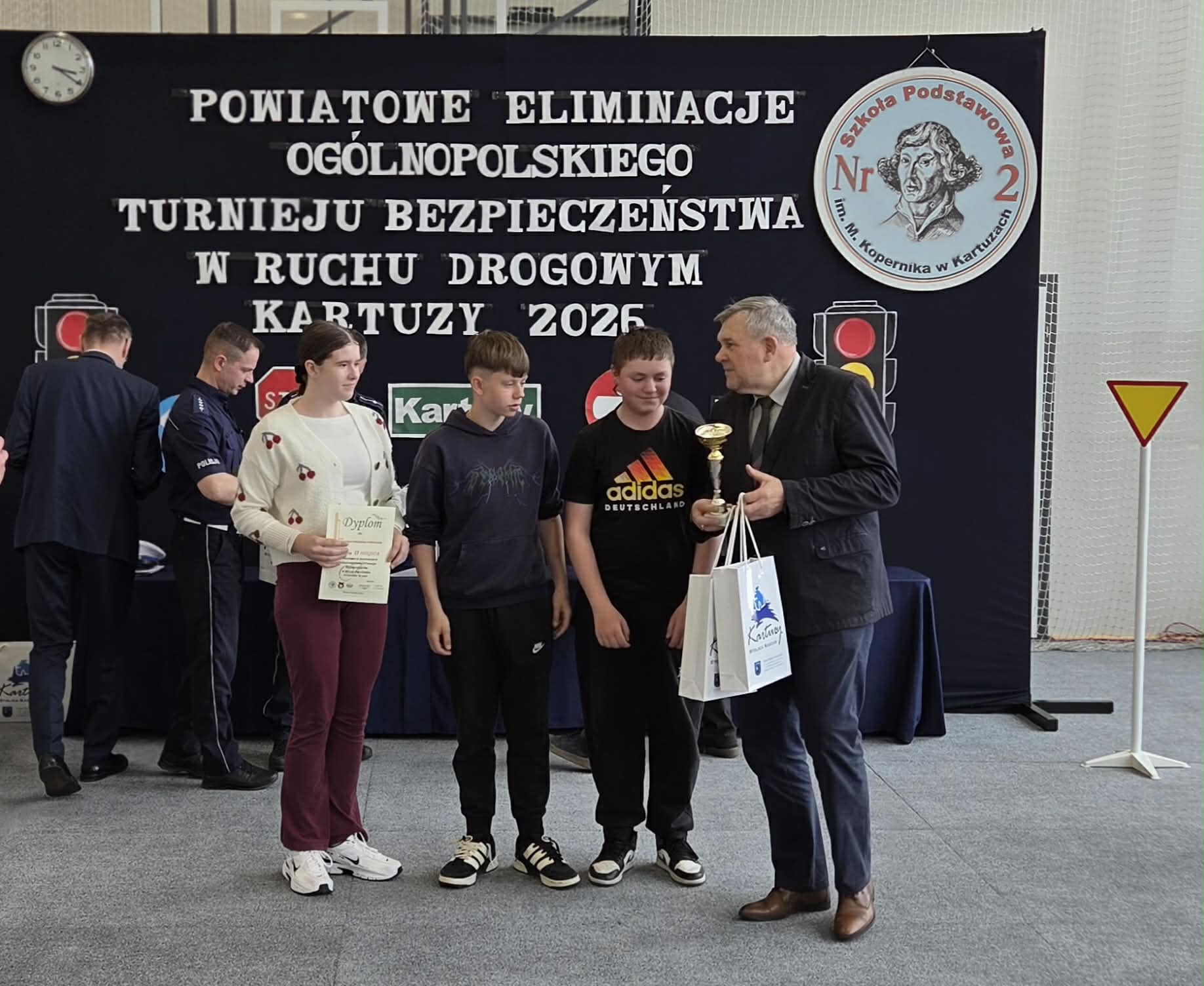 Burmistrz wręcza puchar naszym uczniom za zdobycie II miejsca w turnieju BRD w Kartuzach.