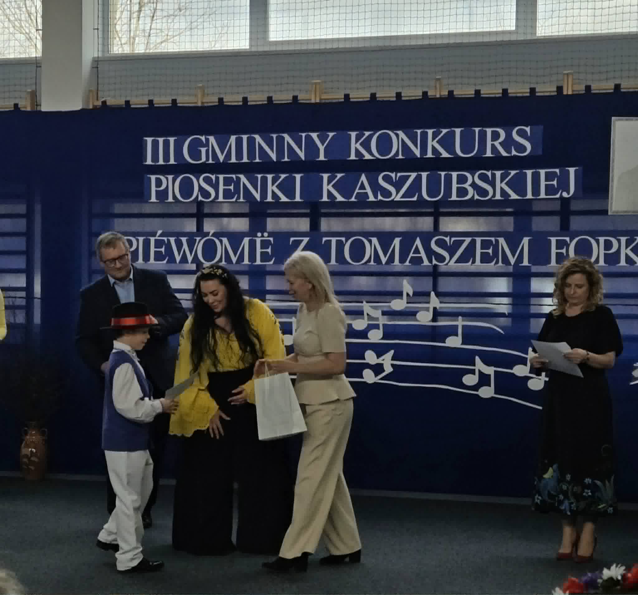 Wręczenie nagrody Jasiowi z klasy 4, który uzyskał wyróżnienie w konkursie.