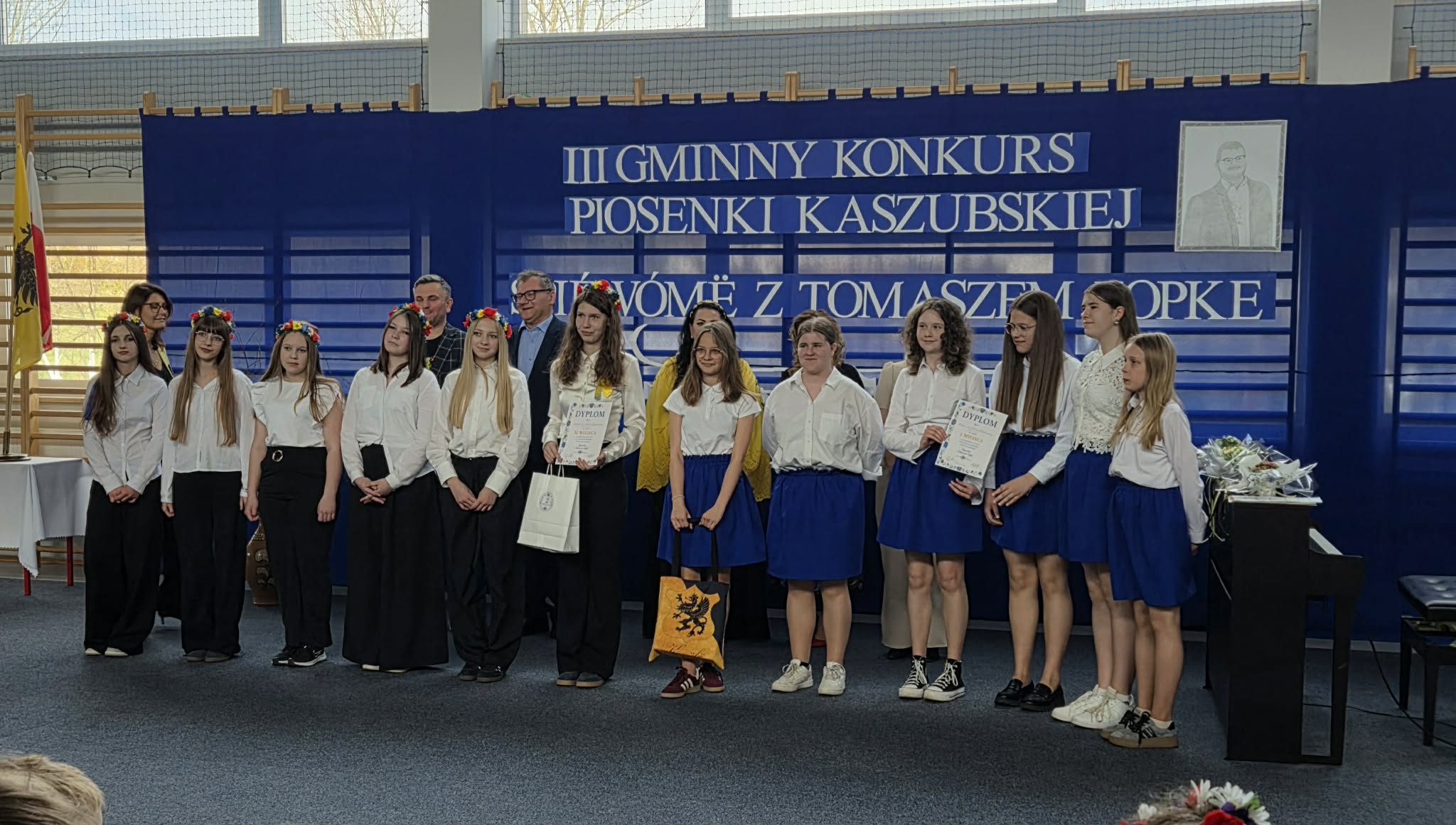Grupowe zdjęcie uczestników konkursu, Jury, wójta Gminy Chmielno i Pani Karoliny Stankowskiej.