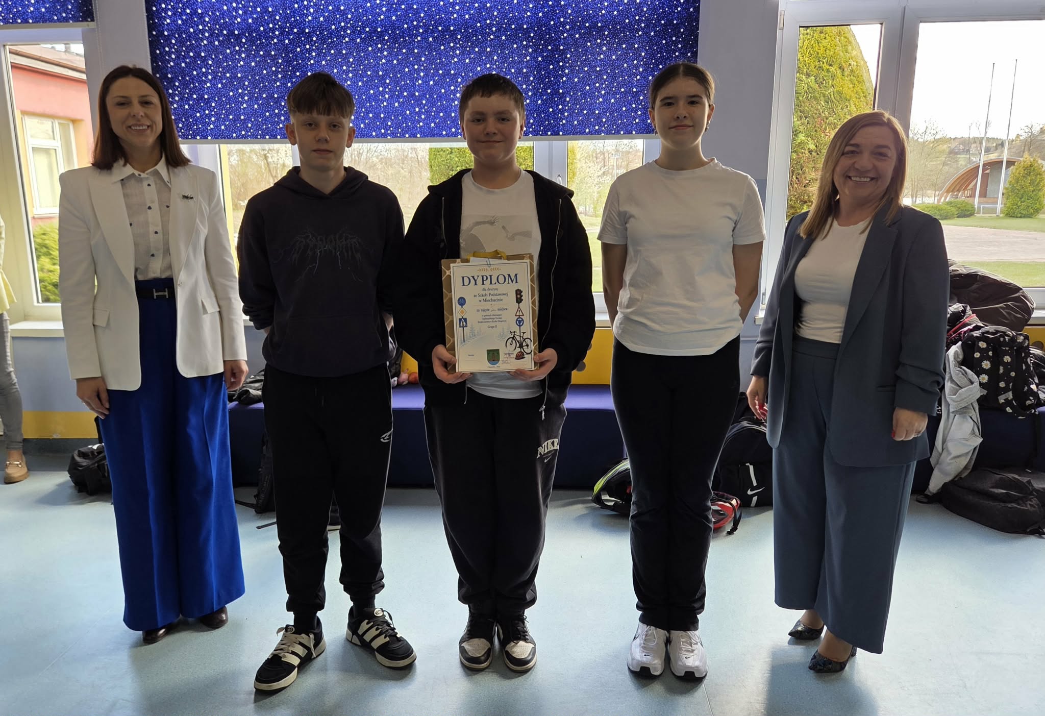 Uczniowie klasy 7 i 8 Gracjan, Edyta i Mateusz z dyrekcją szkoły w Chmielnie.