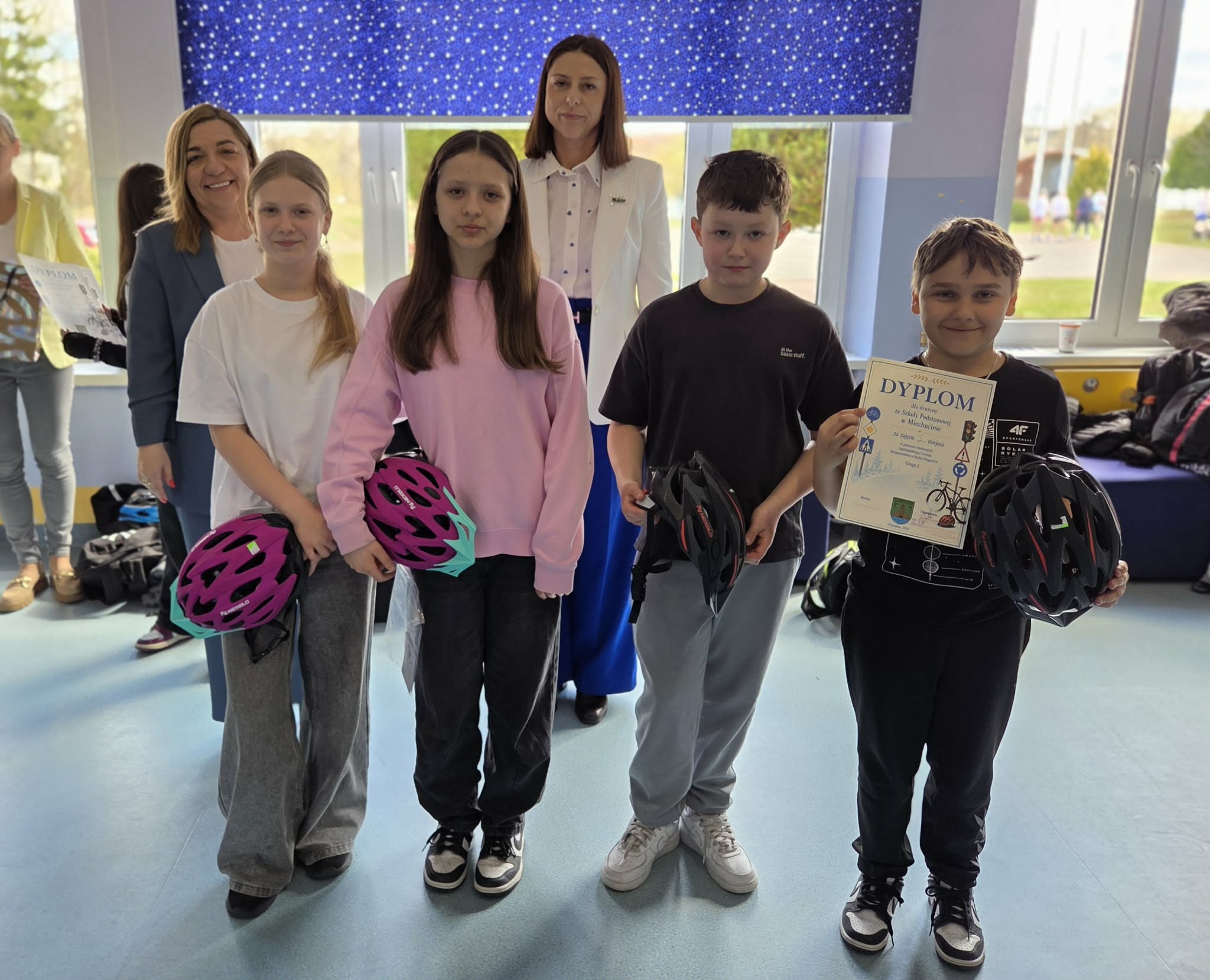 Uczniowie klasy 5 Aleksandra, Weronika, Albert i Mateusz z nagrodami za udział w konkursie BRD.