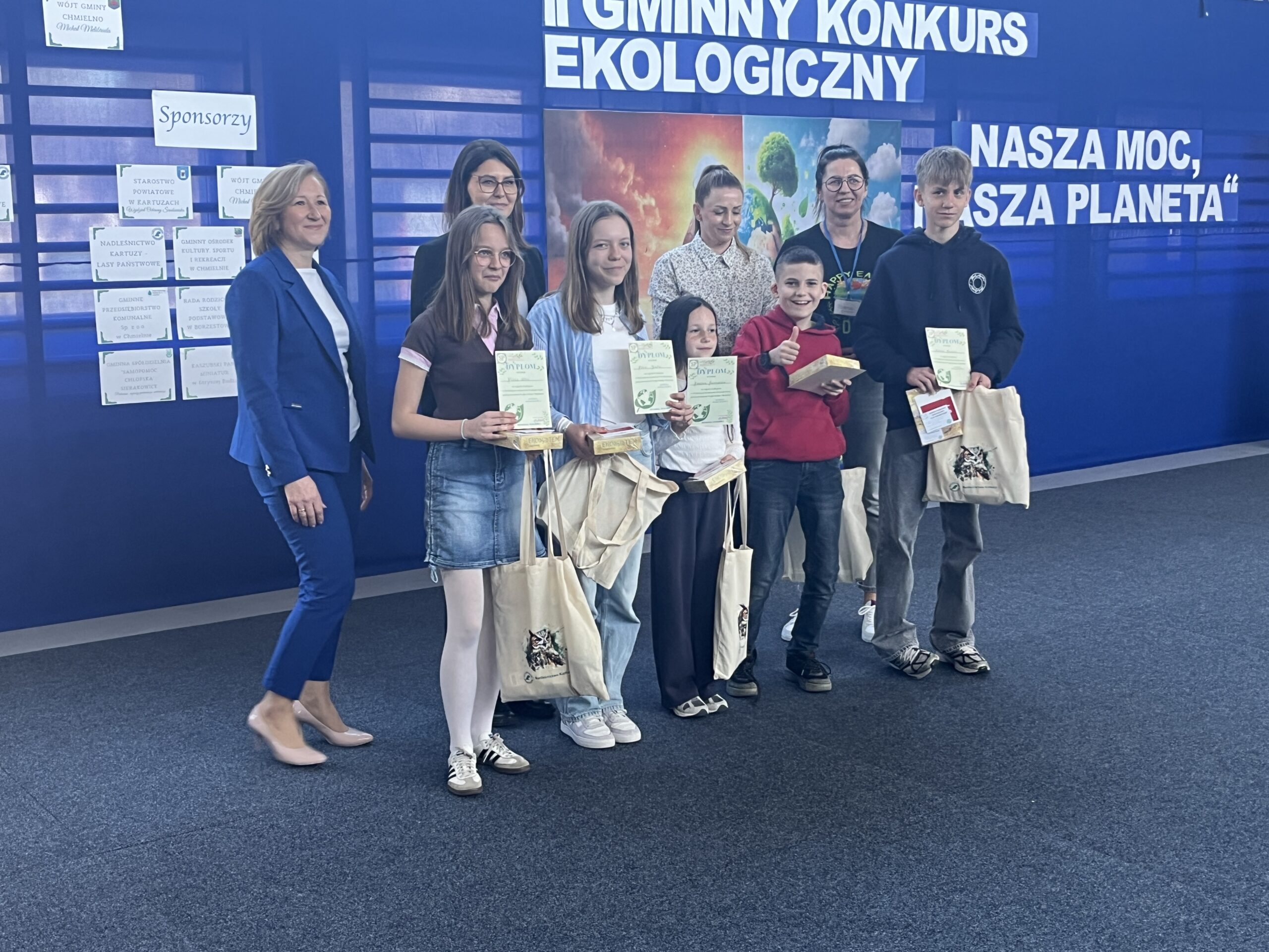Zdjęcie grupowe uczniów biorących udział w konkursie ekologicznym wraz z opiekunami.