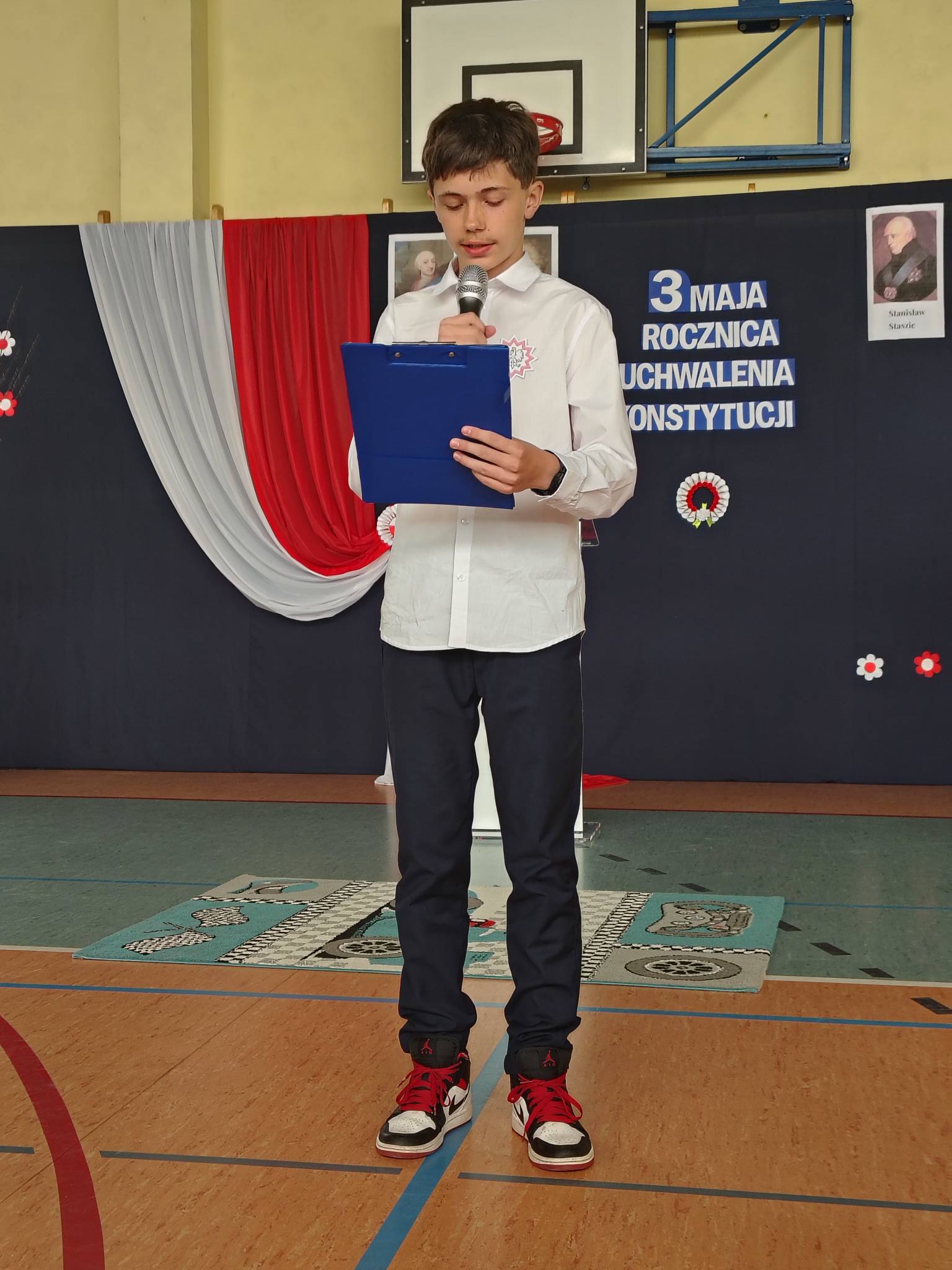 Uczeń klasy 7 Marcel jako prowadzący apel.