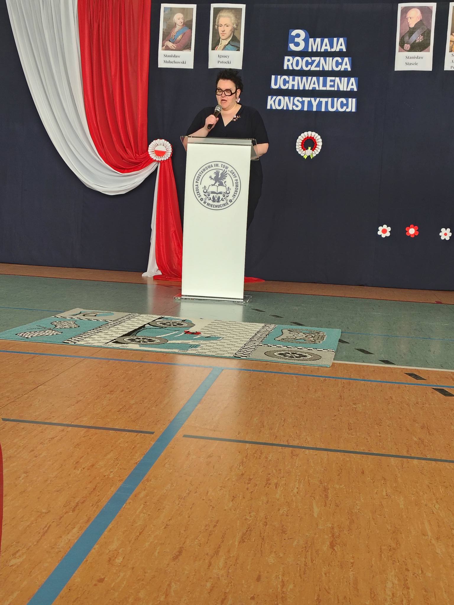 Pani Dyrektor Magdalena Fryt podczas swojej przemowy na apelu z okazji Uchwalenia Konstytucji 3 Maja.
