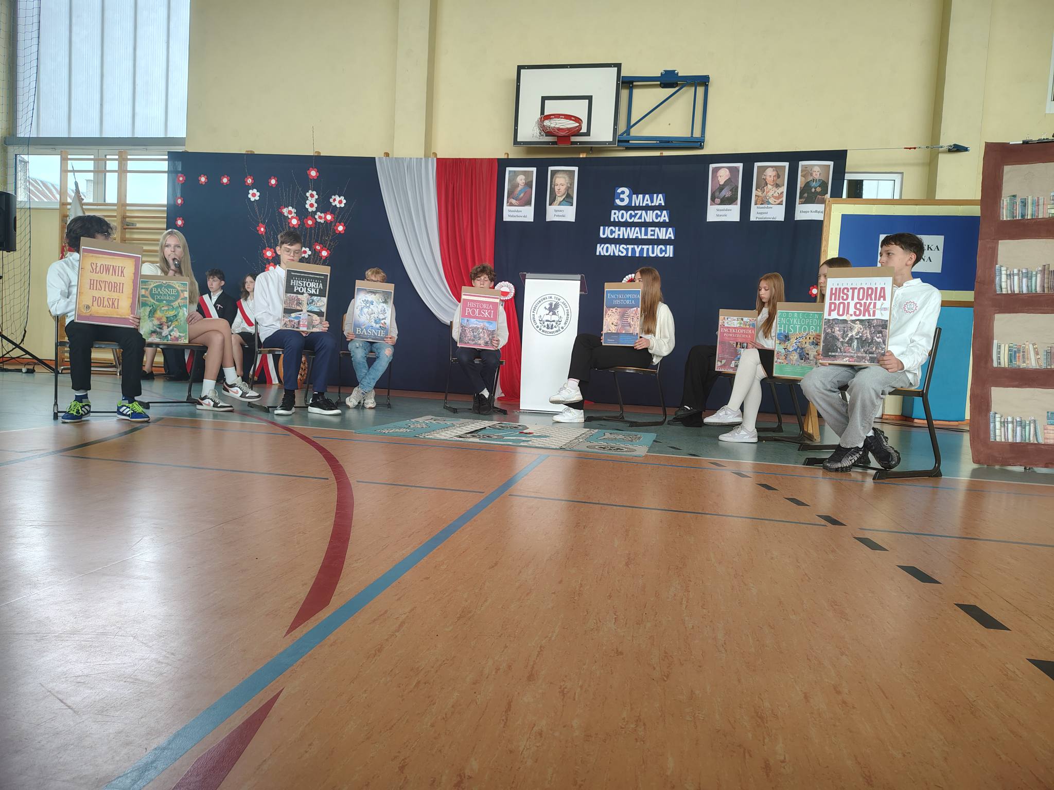 Uczniowie klasy 7 podczas swojego występu na apelu z okazji Uchwalenia Konstytucji 3 Maja.