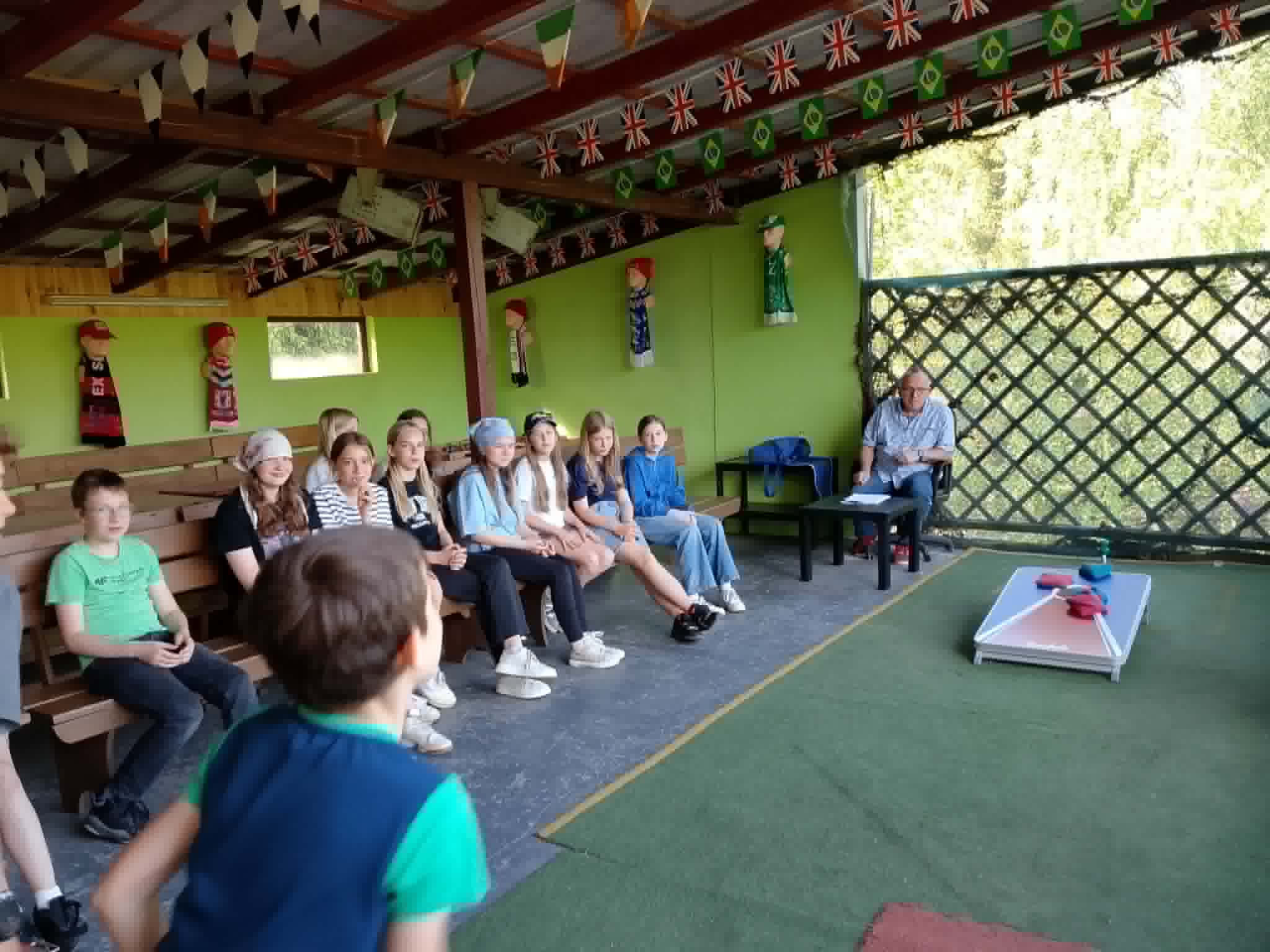Uczniowie podczas konkurencji rzucania woreczkami do celu.