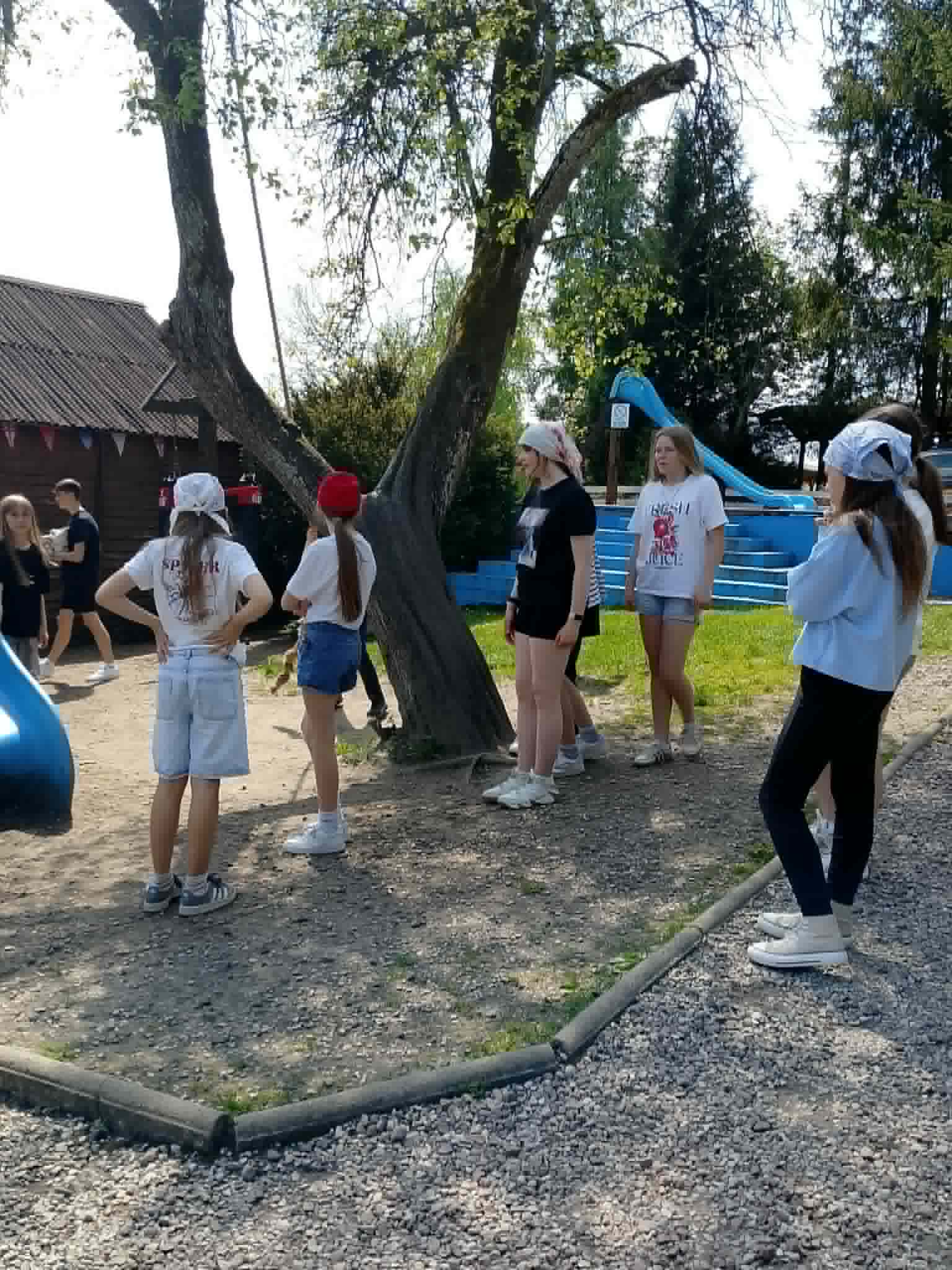 Uczniowie czekają na następne konkurencje.