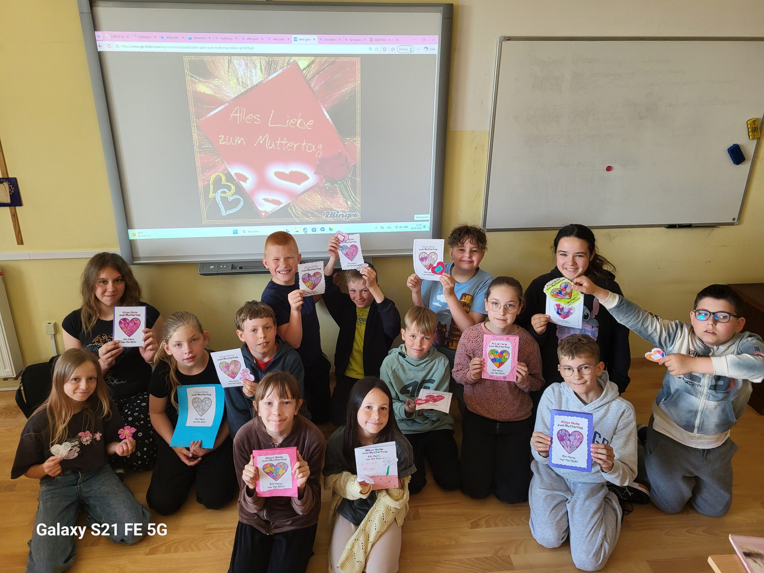Klasa IV a wraz z laurkami wykonanymi w języku niemieckim z okazji Dnia Mamy.