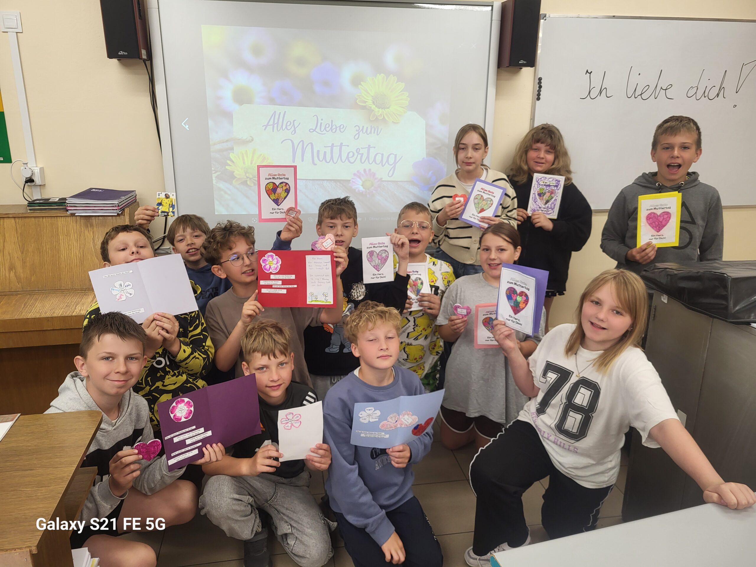 Klasa IV b wraz z laurkami wykonanymi w języku niemieckim z okazji Dnia Mamy.