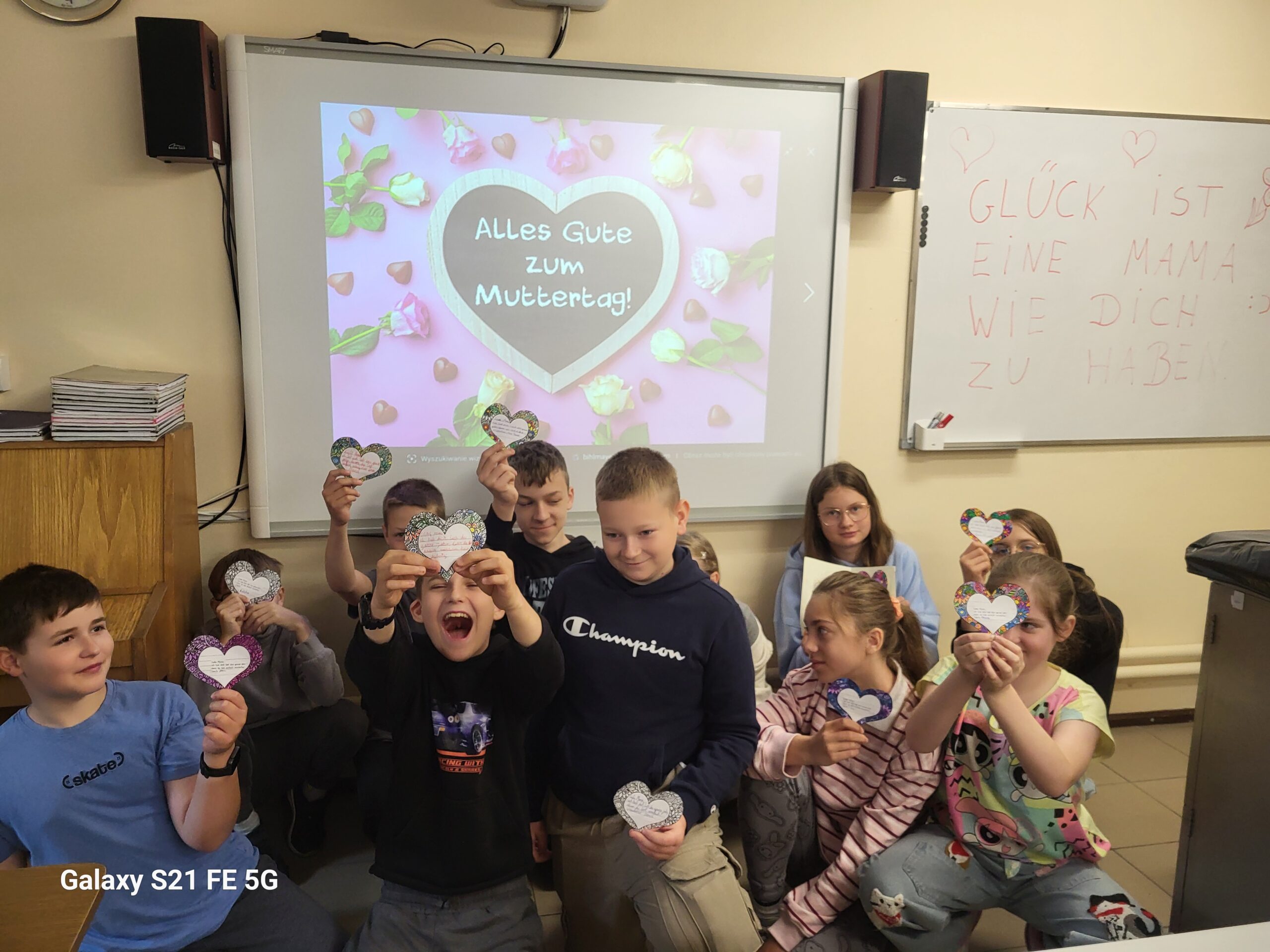 Klasa V a wraz z laurkami wykonanymi w języku niemieckim z okazji Dnia Mamy.