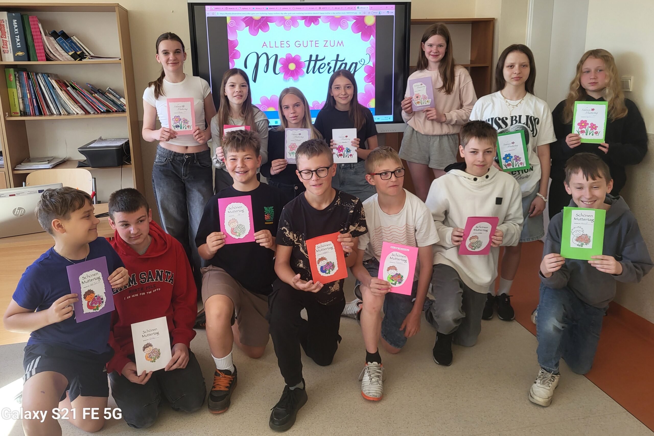 Klasa V b wraz z laurkami wykonanymi w języku niemieckim z okazji Dnia Mamy.