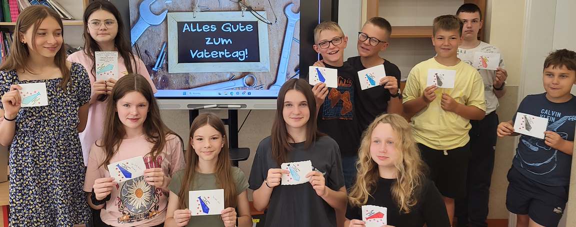 Uczniowie klasy Vb wraz z wykonanymi laurkami z okazji Dnia Taty.