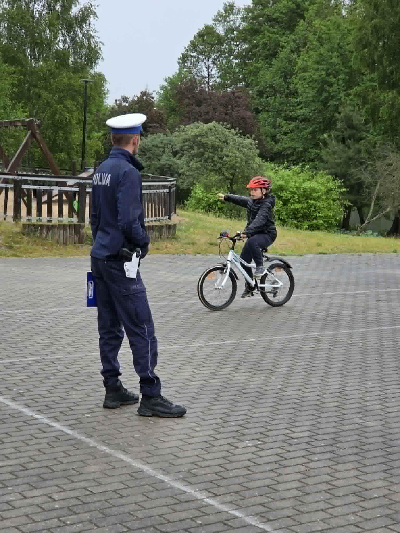 Uczeń wykonuje manewry na torze przeszkód.