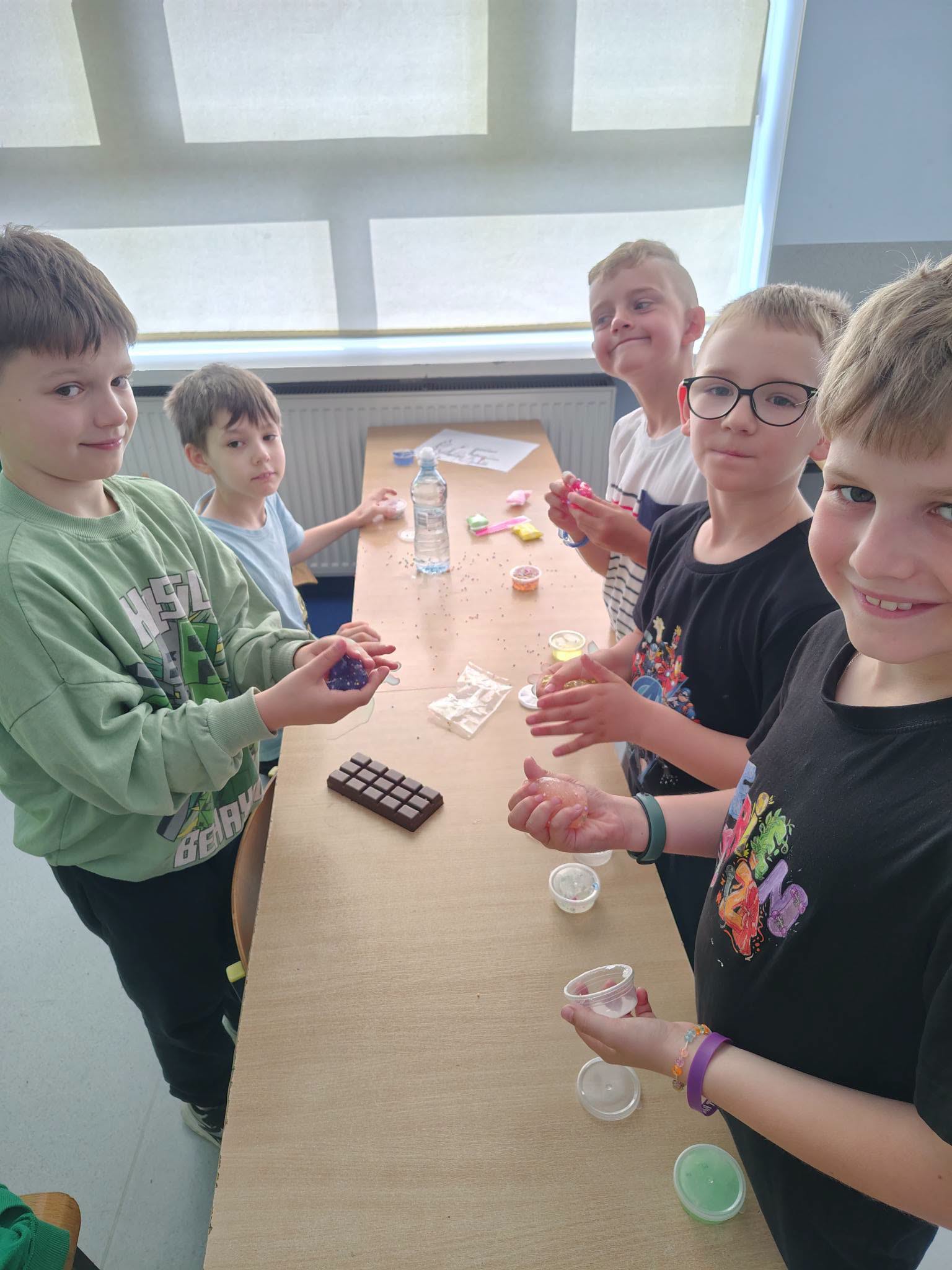 Uczniowie klasy IIb uczestniczą w zajęciach sensorycznych, wykonując slime.