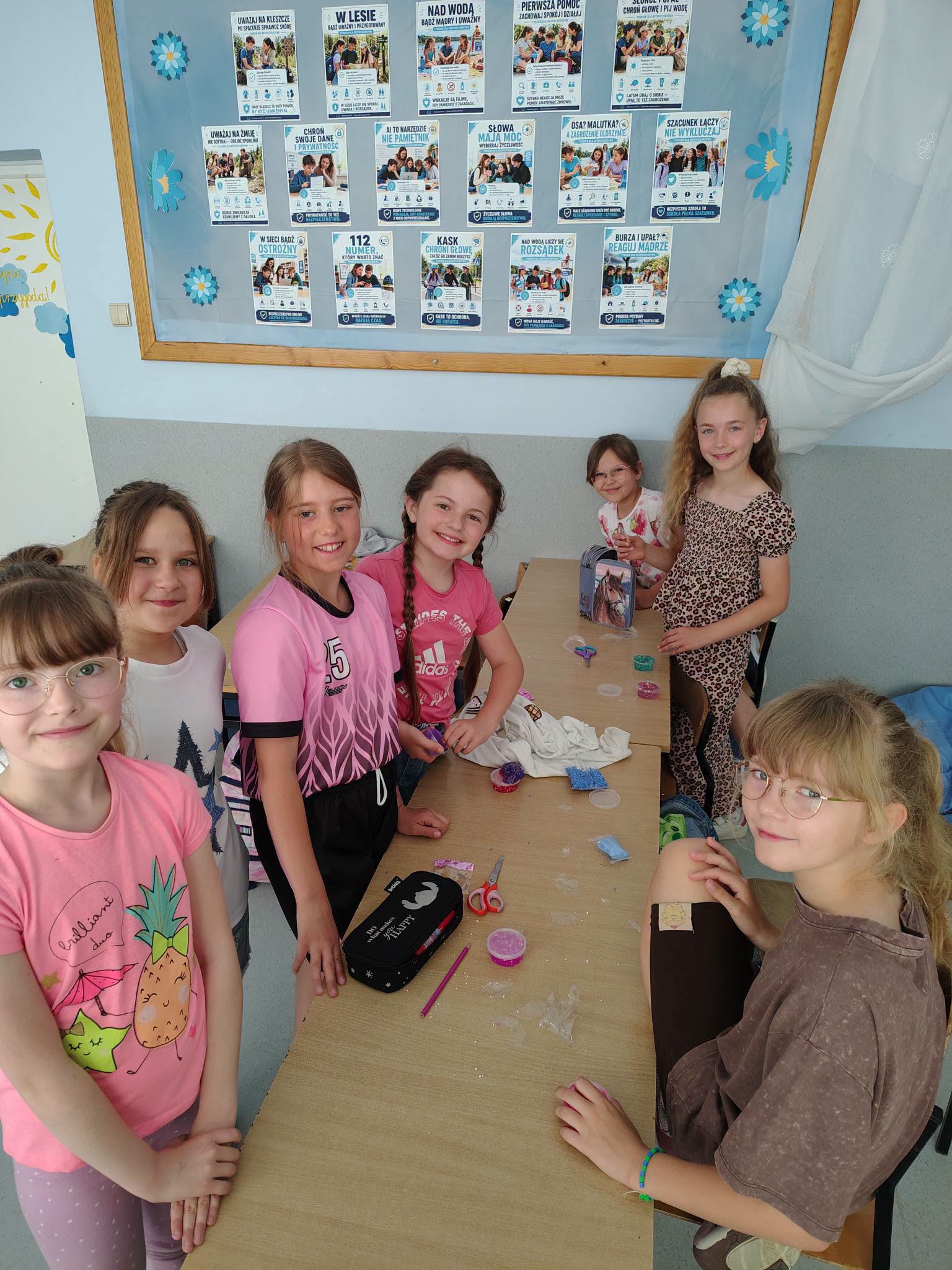 Uczennice klasy IIb uczestniczą w zajęciach sensorycznych, wykonując slime.