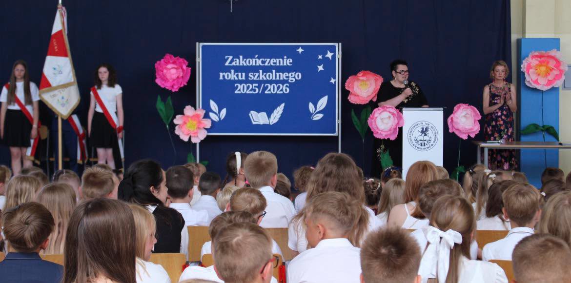 Na zdjęciu Pani Dyrektor podczas przemówienia na zakończenie roku szkolnego.