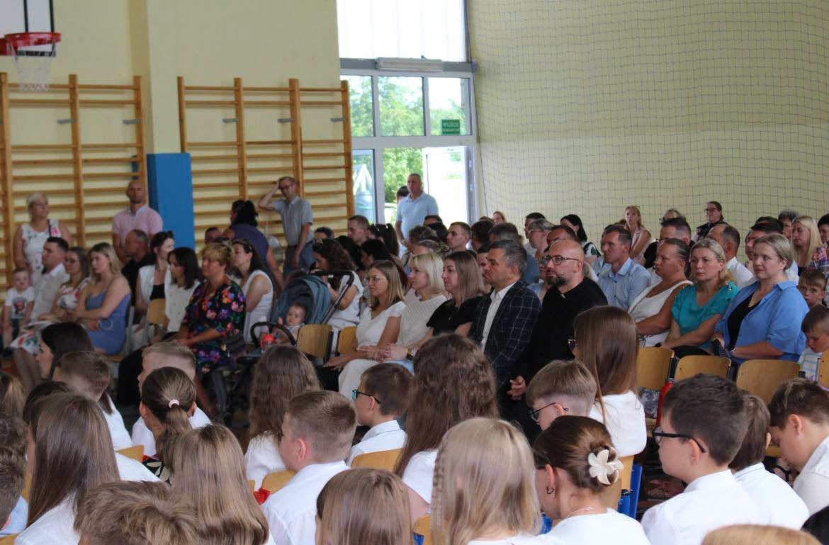 Na zdjęciu rodzice naszych uczniów oraz zaproszeni goście podczas apelu.