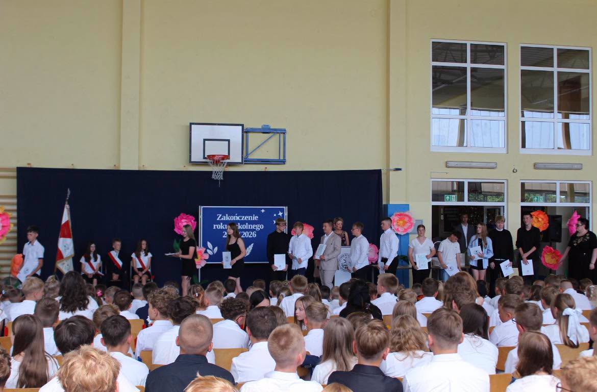 Uczniowie klas ósmych odbierają świadectwo ukończenia szkoły z rąk Pani Dyrektor.